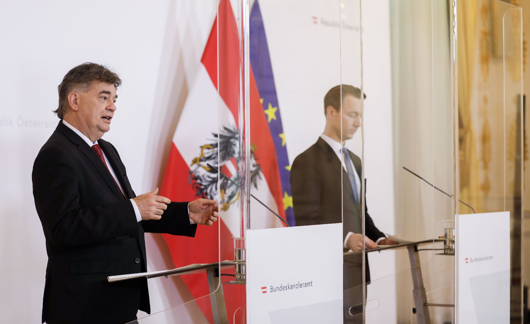 Am 7. Mai 2020 fand ein Pressestatement zu den Maßnahmen gegen die Krise im Bundeskanzleramt statt. Im Bild Vizekanzler Werner Kogler (l.) und Finanzminister Gernot Blümel (r.).