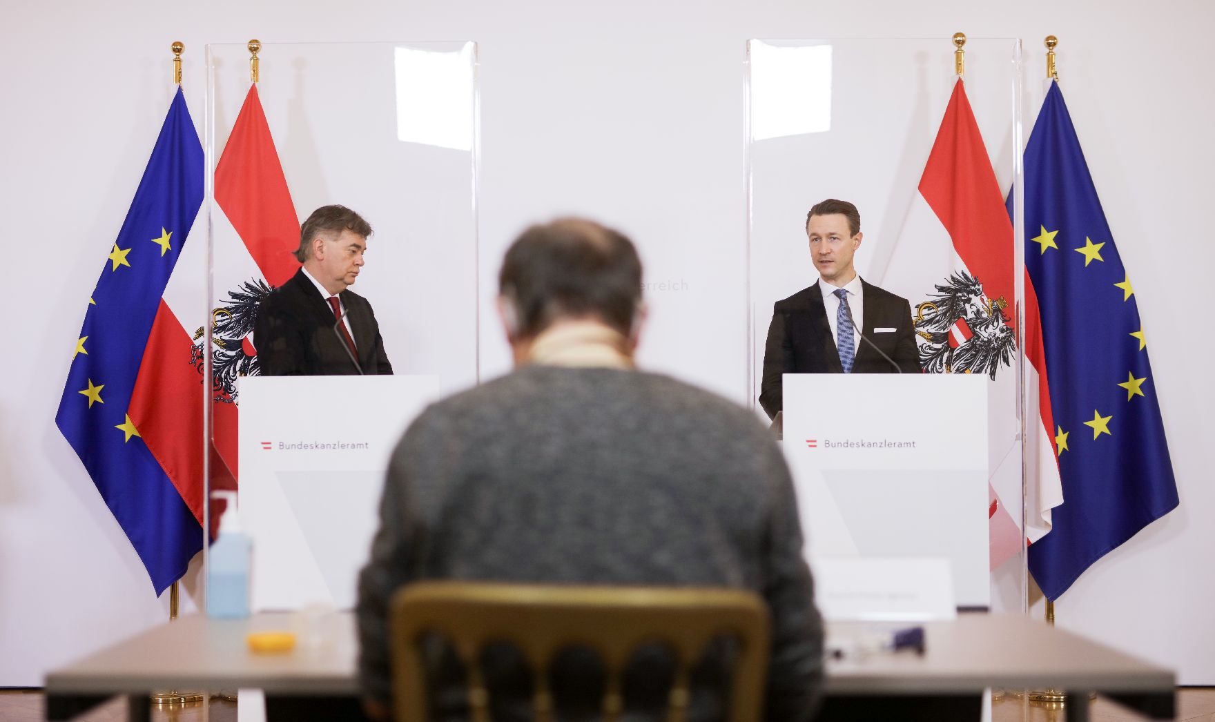 Am 7. Mai 2020 fand ein Pressestatement zu den Maßnahmen gegen die Krise im Bundeskanzleramt statt. Im Bild Vizekanzler Werner Kogler (l.) und Finanzminister Gernot Blümel (r.).