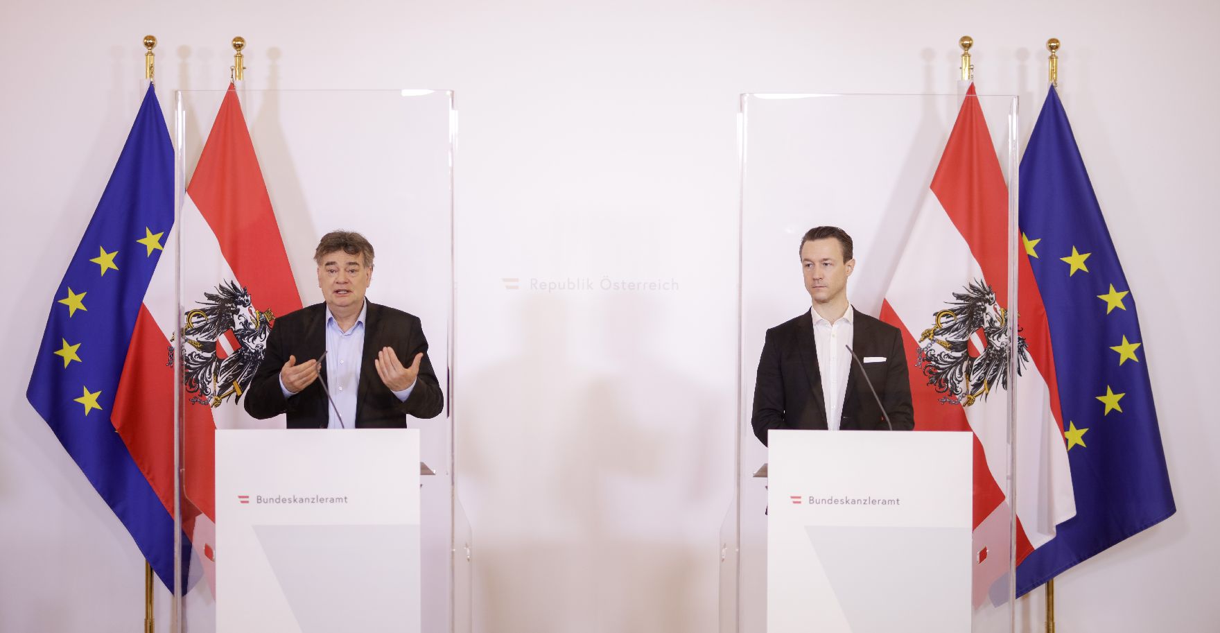 Am 13. Mai 2020 fand ein Pressestatement zu den Maßnahmen gegen die Krise im Bundeskanzleramt statt. Im Bild Finanzminister Gernot Blümel (l.) und Vizekanzler Werner Kogler (r.).