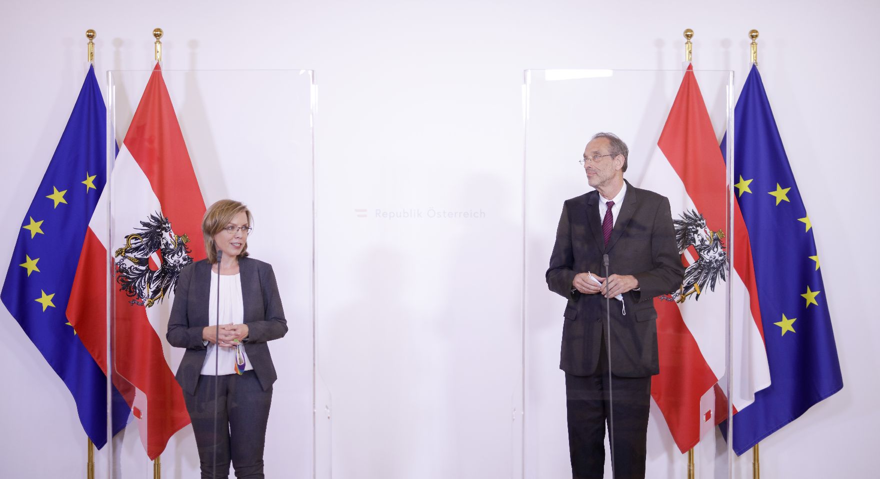 Klimaschutz- und Innovationsministerin Leonore Gewessler (l.) und Wissenschaftsminister Heinz Faßmann (r.) beim Doorstep vor dem Ministerrat am 20. Mai 2020.