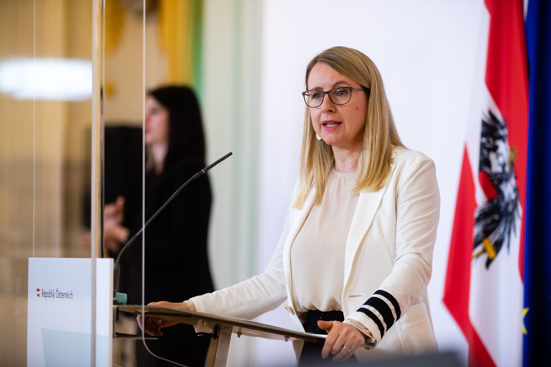 Am 28. Mai 2020 fand ein Pressestatement zu den Maßnahmen gegen die Krise im Bundeskanzleramt statt. Im Bild Wirtschaftsministerin Margarete Schramböck (r.).