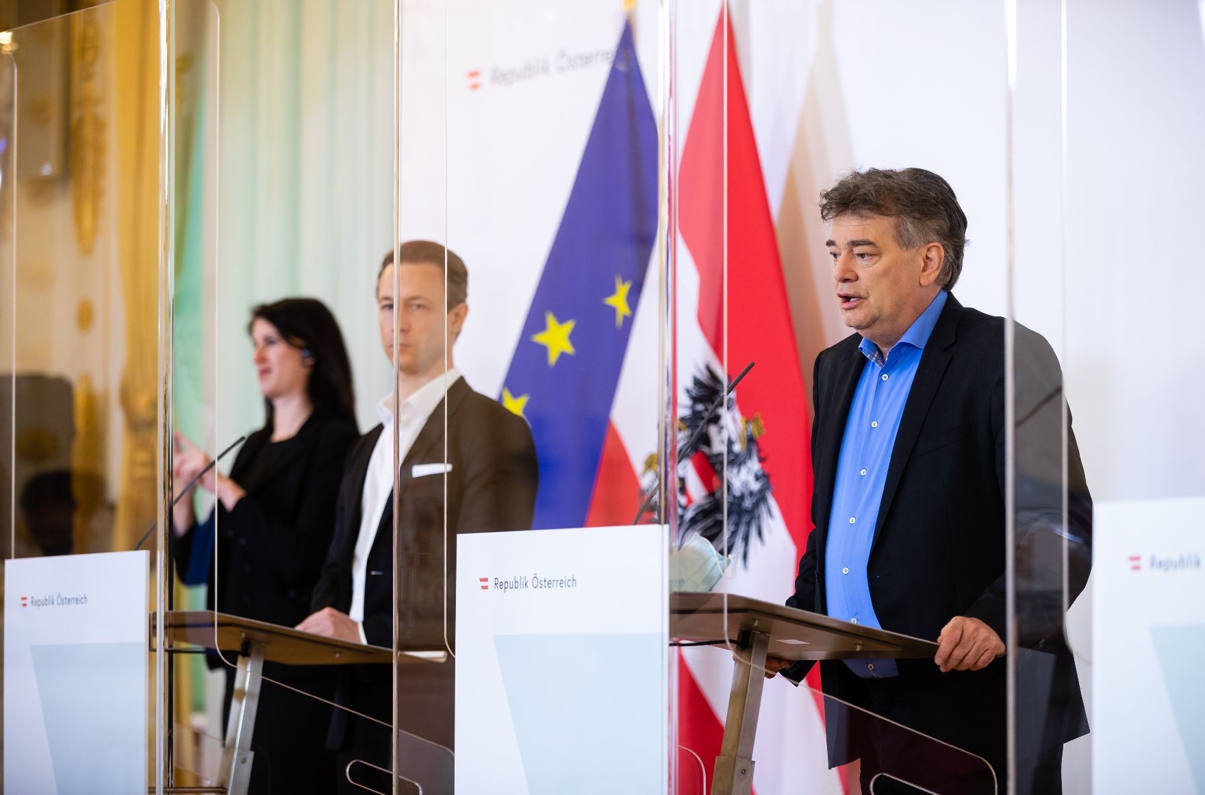 Am 28. Mai 2020 fand ein Pressestatement zu den Maßnahmen gegen die Krise im Bundeskanzleramt statt. Im Bild Vizekanzler Werner Kogler (r.) und Finanzminister Gernot Blümel (m.).