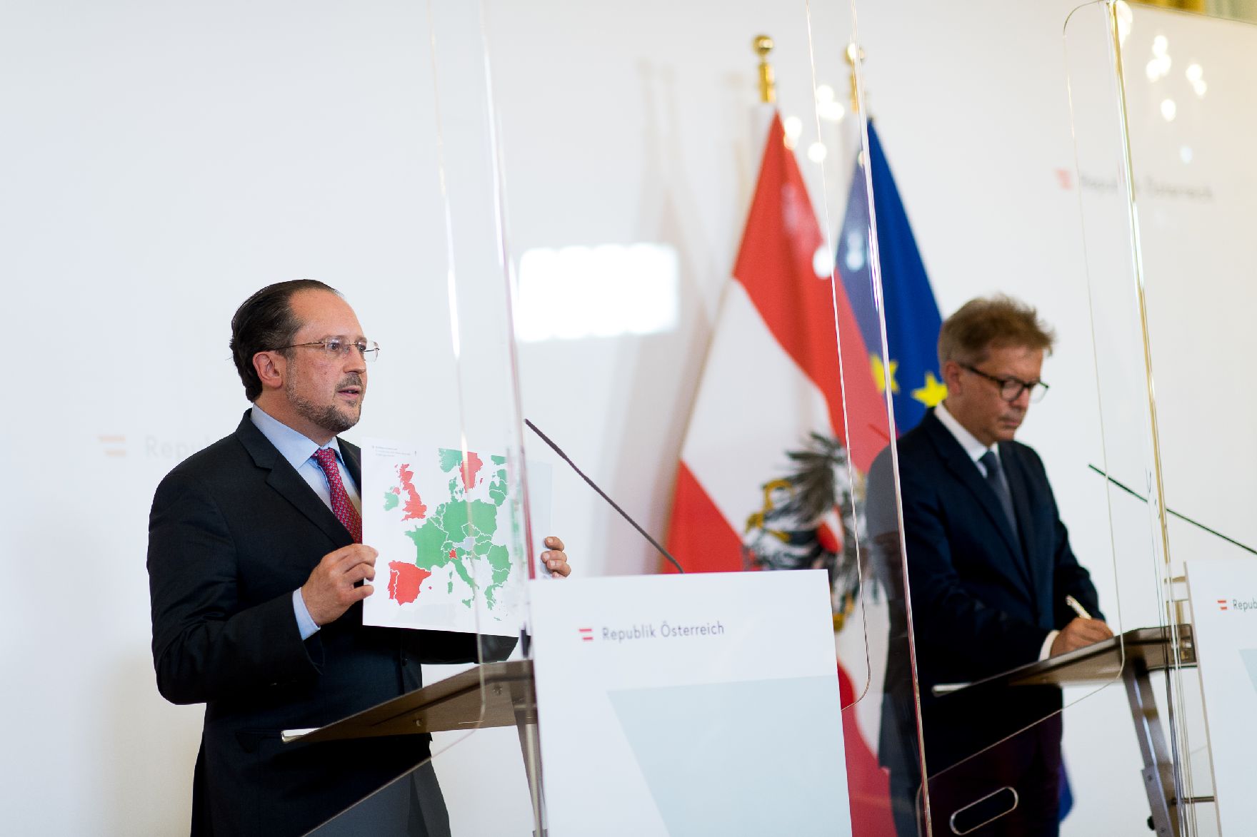 Im Bild Gesundheitsminister Rudolf Anschober (r.) und Außenminister Alexander Schallenberg (l.) beim Pressefoyer nach dem Ministerrat am 10. Juni 2020.
