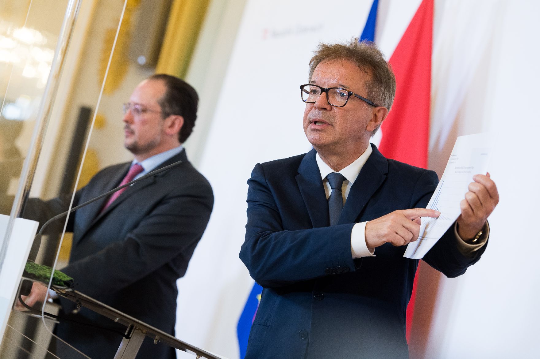 Im Bild Gesundheitsminister Rudolf Anschober (r.) und Außenminister Alexander Schallenberg (l.) beim Pressefoyer nach dem Ministerrat am 10. Juni 2020.