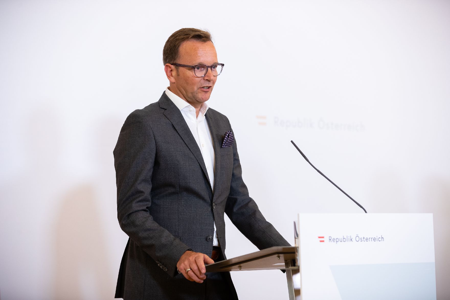 Am 27. Juli 2020 fand ein Pressestatement zu den Maßnahmen gegen die Krise im Bundeskanzleramt statt. Im Bild Michael Kocher, Country President Novartis Austria.