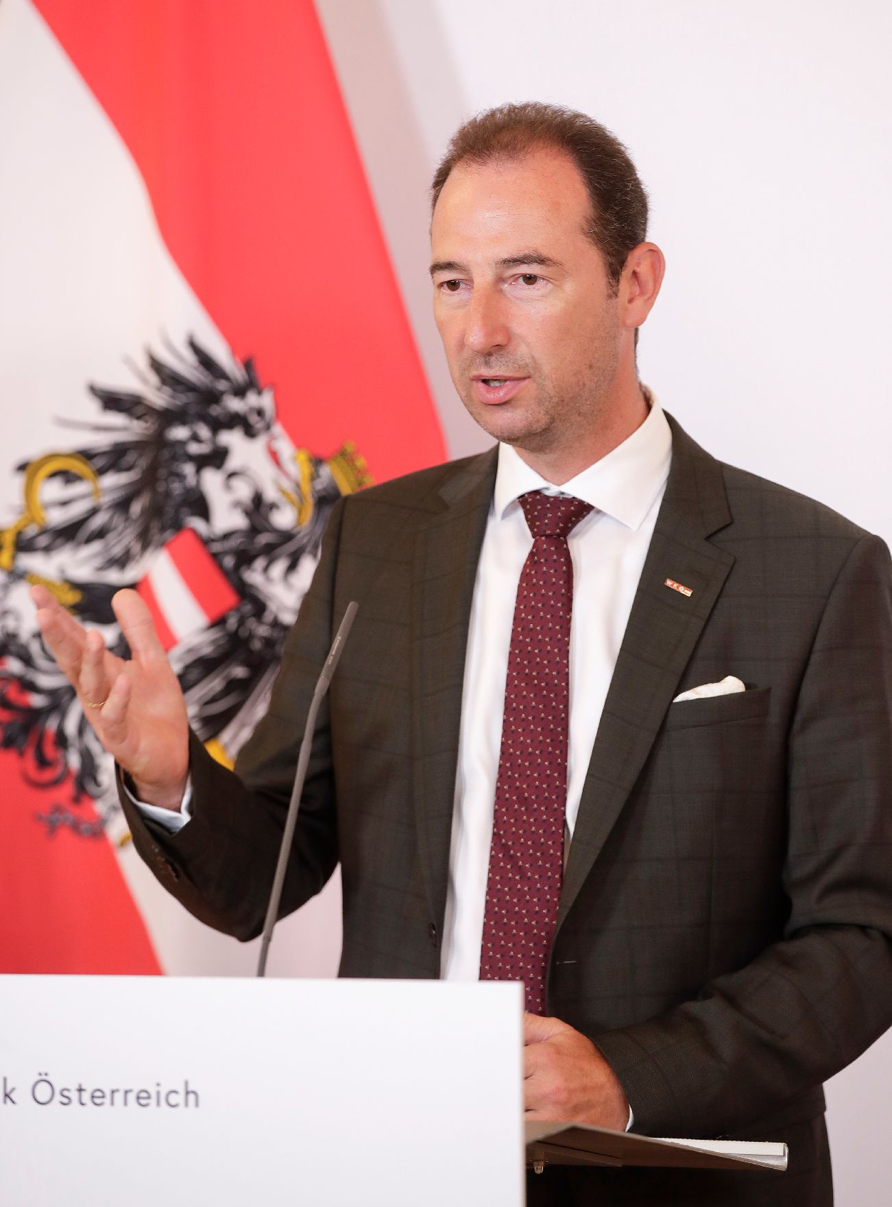 Am 27. August 2020 fand ein Pressestatement zu den Maßnahmen gegen die Krise im Bundeskanzleramt statt. Im Bild Mario Pulker, Obmann des Fachverbandes Gastronomie in der Wirtschaftskammer Österreich.