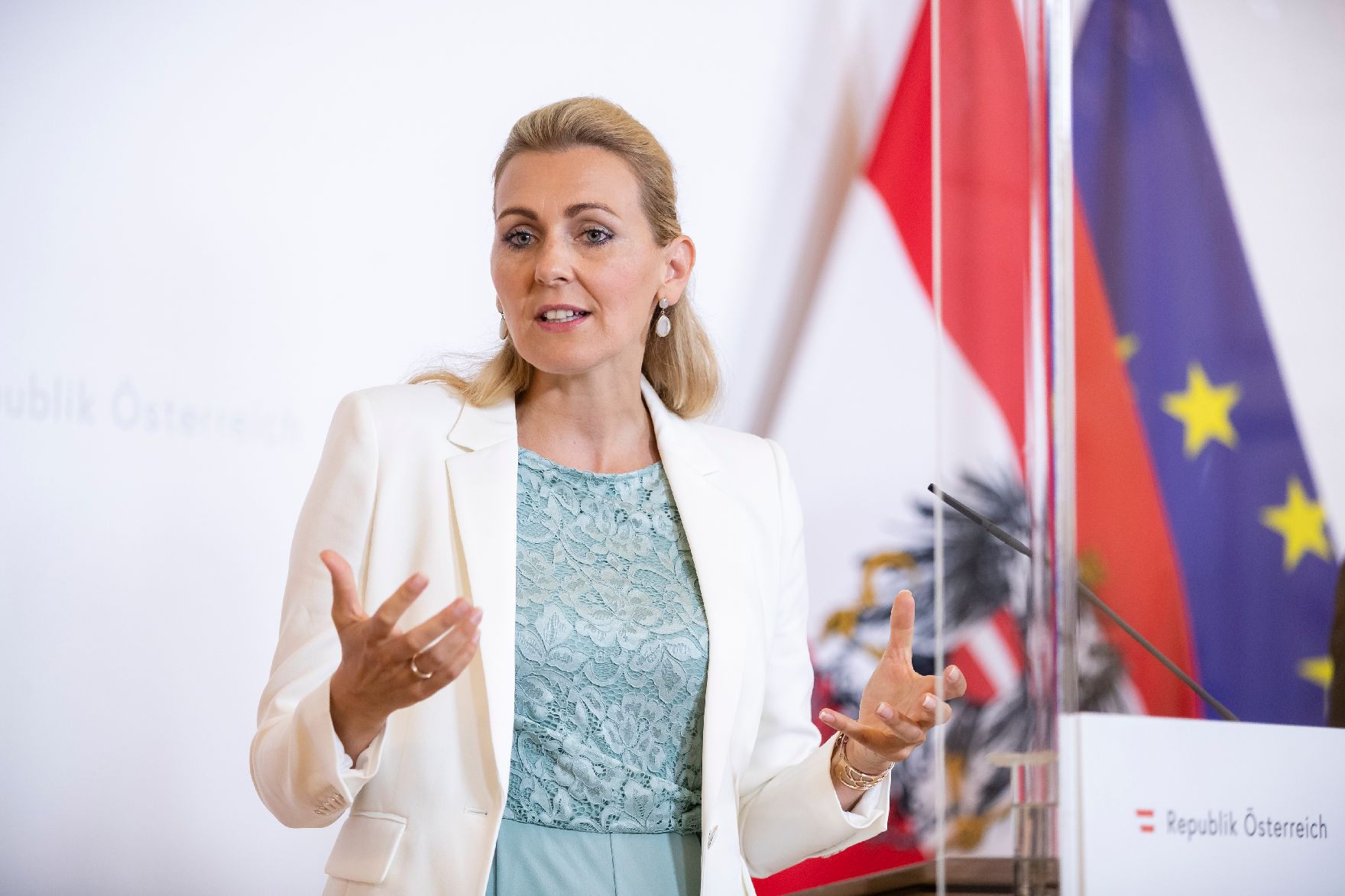 Bundesministerin Christine Aschbacher beim Pressefoyer nach dem Ministerrat am 9. September 2020