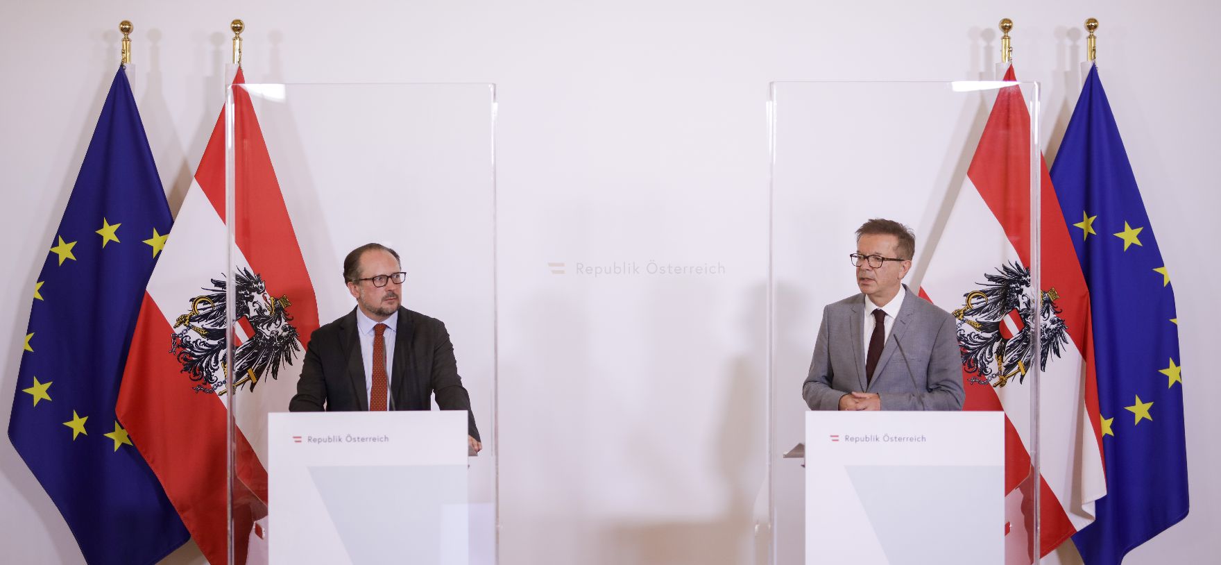 Im Bild Gesundheitsminister Rudolf Anschober (r.) und Außenminister Alexander Schallenberg (l.) beim Pressefoyer nach dem Ministerrat am 16. September 2020.