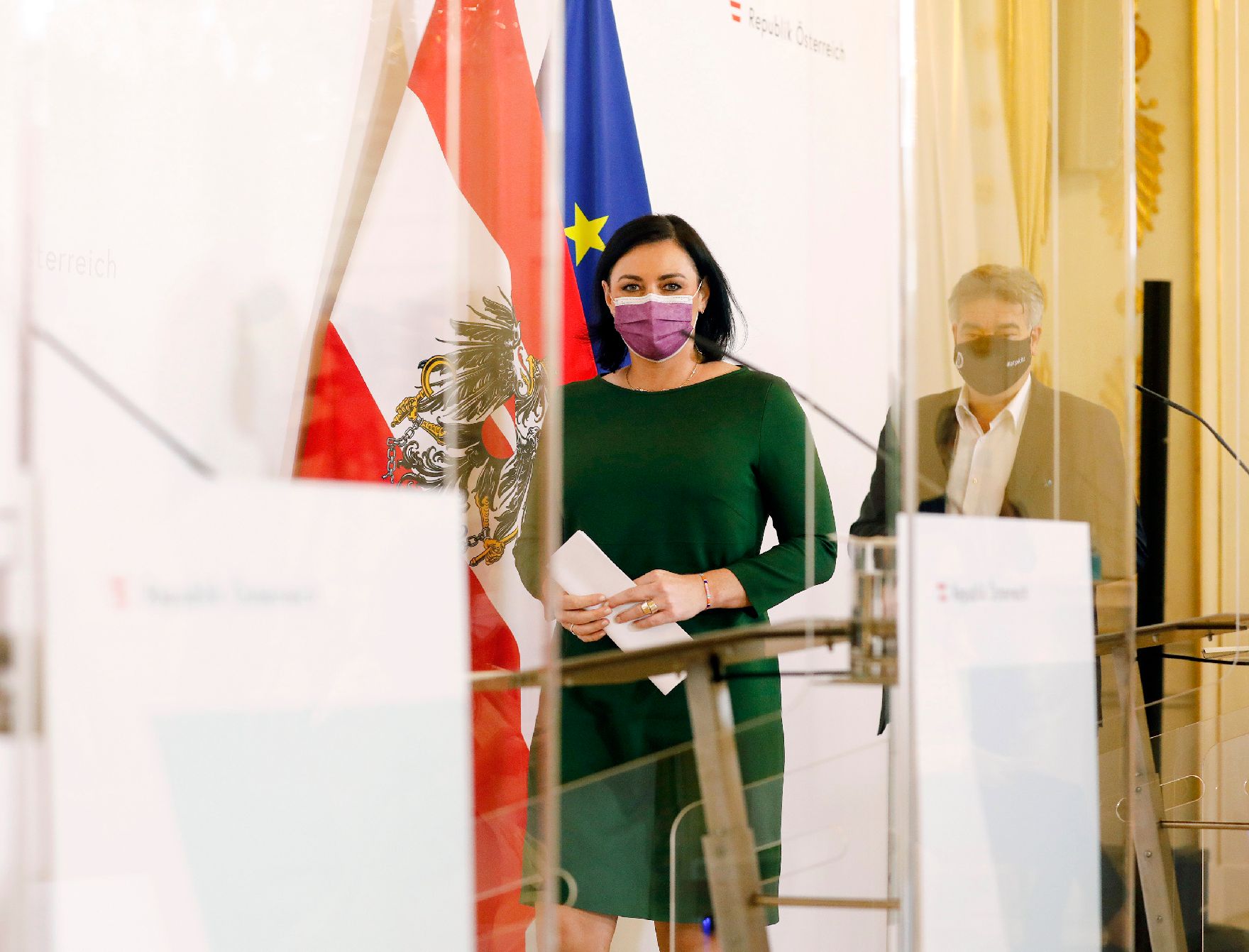 Im Bild Bundesministerin Elisabeth Köstinger (l.) und Vizekanzler Werner Kogler (r.) beim Pressefoyer nach dem Ministerrat am 7. Oktober 2020.