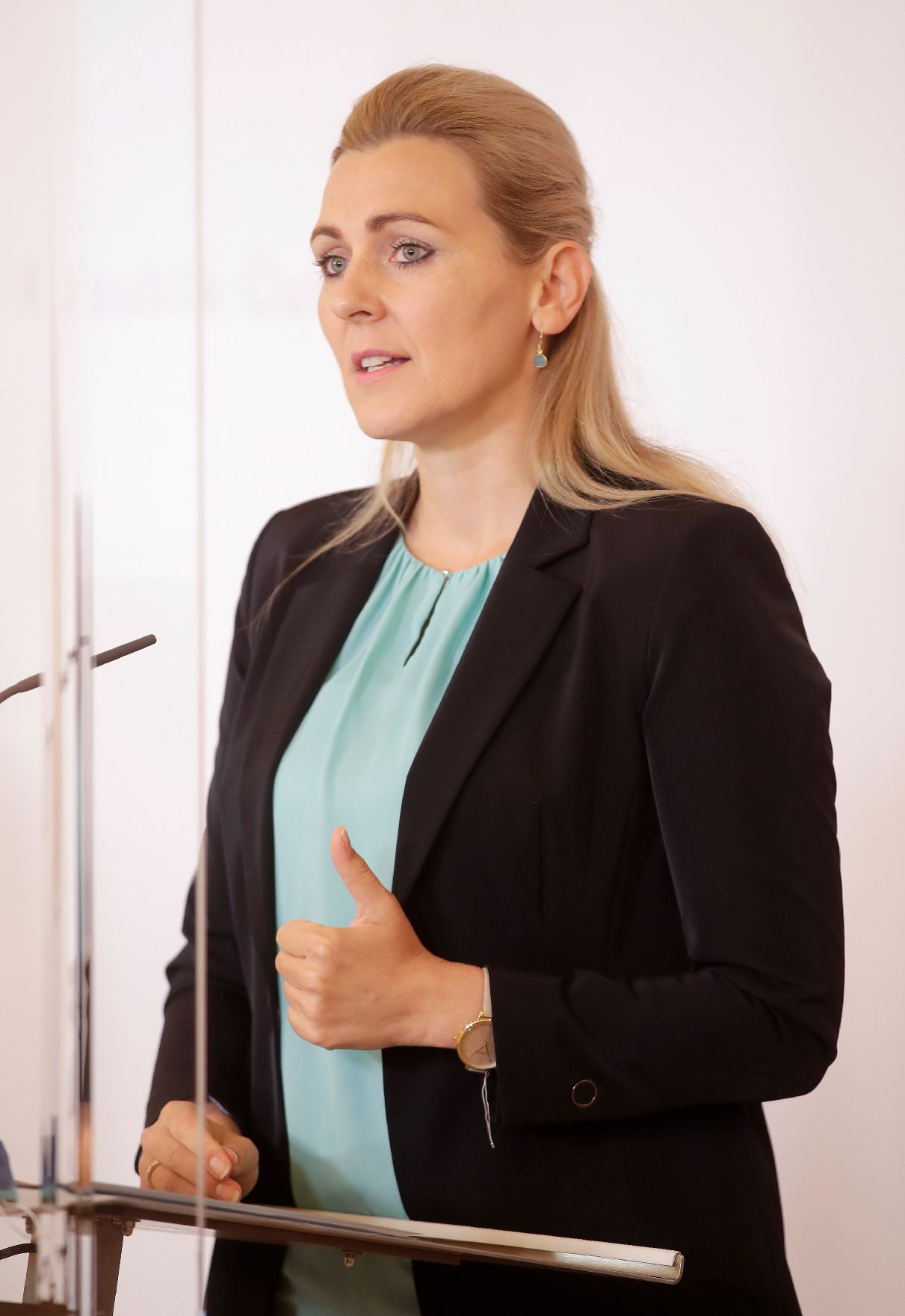 Am 13. Oktober 2020 fand ein Pressestatement zu den Maßnahmen gegen die Krise im Bundeskanzleramt statt. Im Bild Bundesministerin Christine Aschbacher.