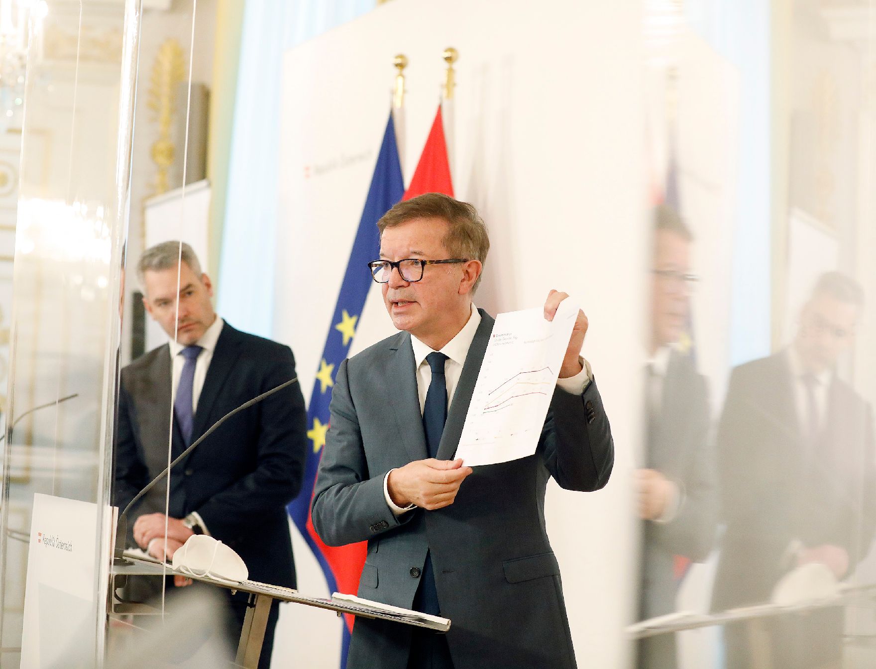 Im Bild Bundesminister Rudolf Anschober (r.) und Bundesminister Karl Nehammer (l.) nach dem Ministerrat am 9. Dezember 2020.
