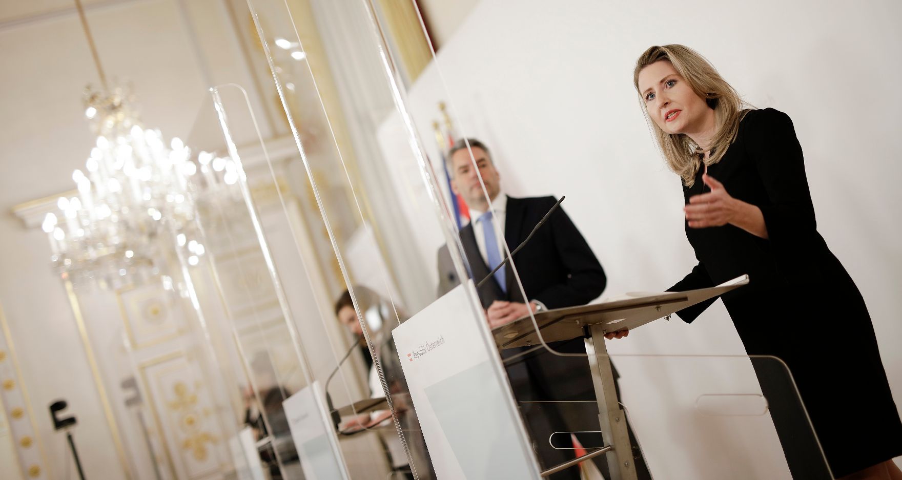Im Bild (v.r.n.l.) Bundesministerin Susanne Raab, Bundesminister Karl Nehammer und Bundesministerin Alma Zadiæ nach dem Ministerrat am 16. Dezember 2020.