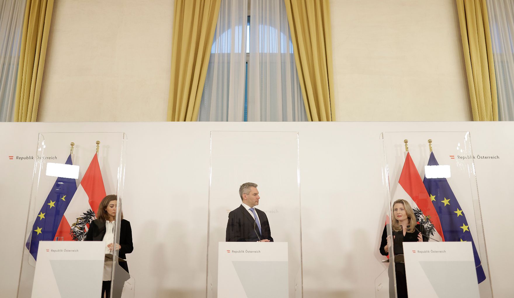 Im Bild (v.l.n.r.) Bundesministerin Alma Zadiæ, Bundesminister Karl Nehammer und Bundesministerin Susanne Raab nach dem Ministerrat am 16. Dezember 2020.
