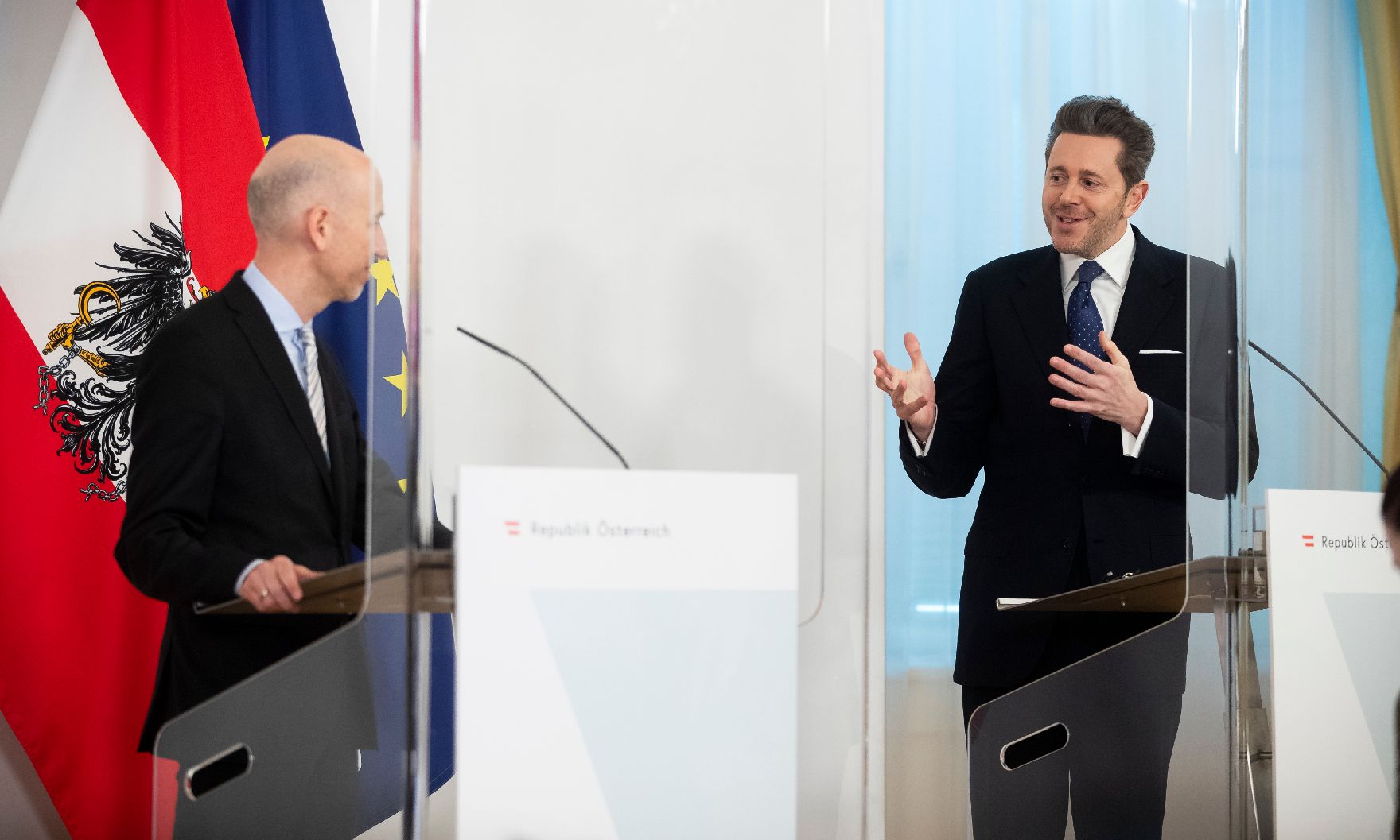 Im Bild Bundesminister Martin Kocher (l.) und WKO-Präsident Harald Mahrer (r.) beim Pressefoyer nach dem Ministerrat am 17. Februar 2021.
