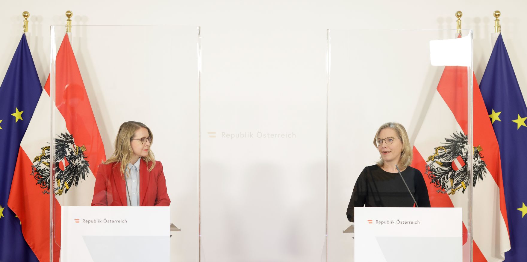 Am 31. März 2021 gab Bundesministerin Leonore Gewessler (r.) gemeinsam mit Bundesministerin Margarete Schramböck (l.) eine Pressekonferenz zum Thema Forschung und Innovation als Weg aus der Krise – Bilanz Forschungsförderung und Ausblick.