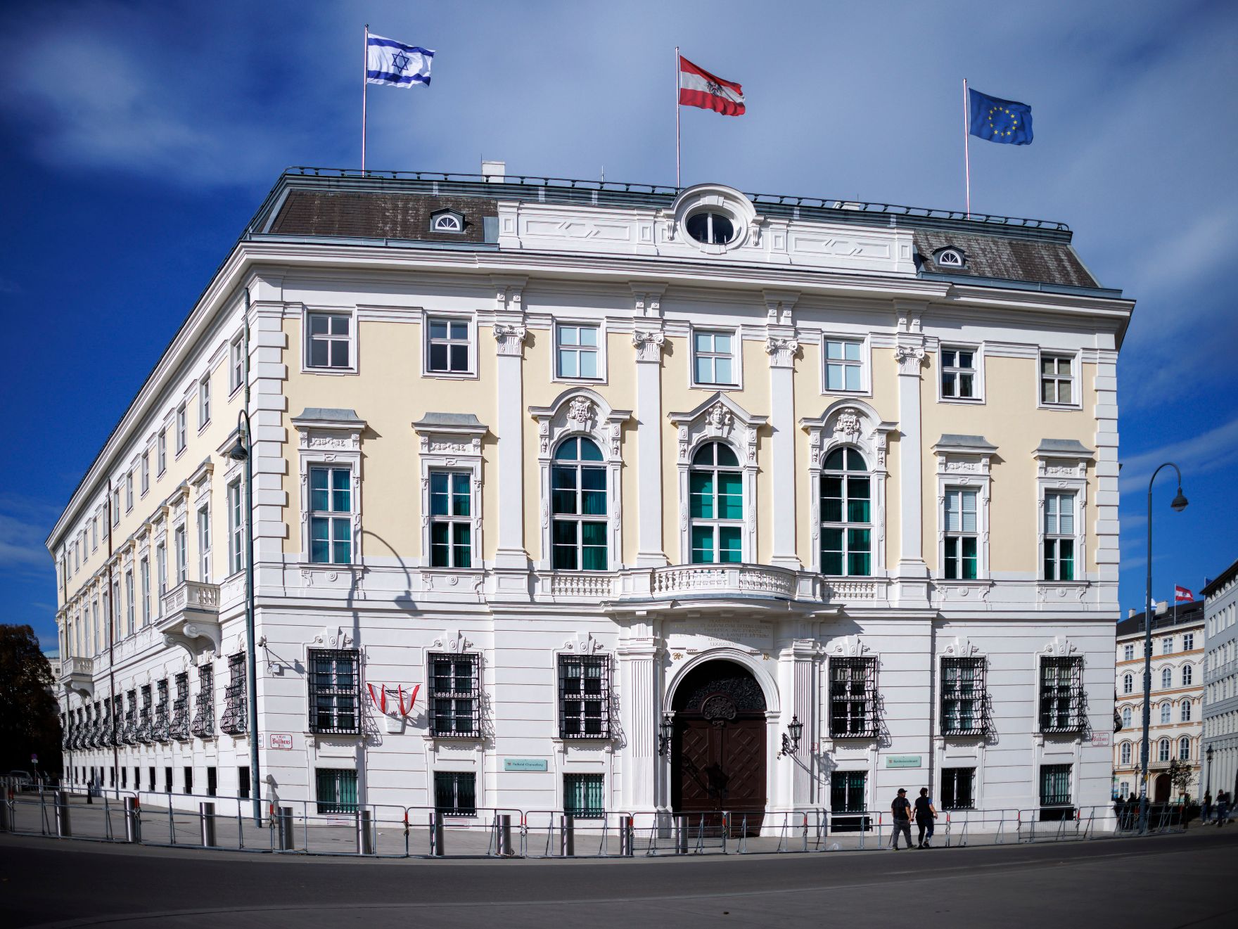 Österreichisches Bundeskanzleramt am Ballhausplatz in Wien mit israelische Beflaggung.