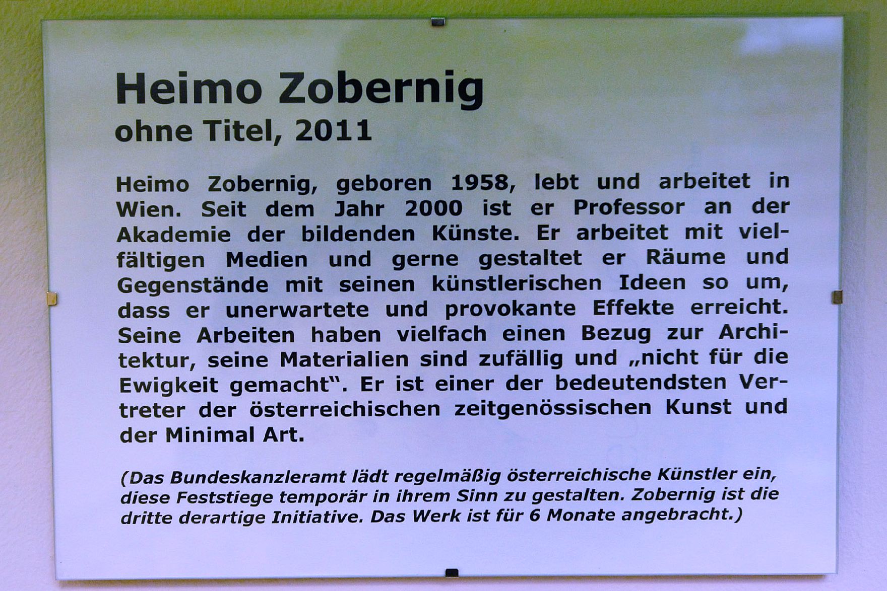 Infotafel zu dem Werk "Ohne Titel" von Heimo Zobernig ausgestellt auf der Feststiege im Bundeskanzleramt im Jahr 2011.
