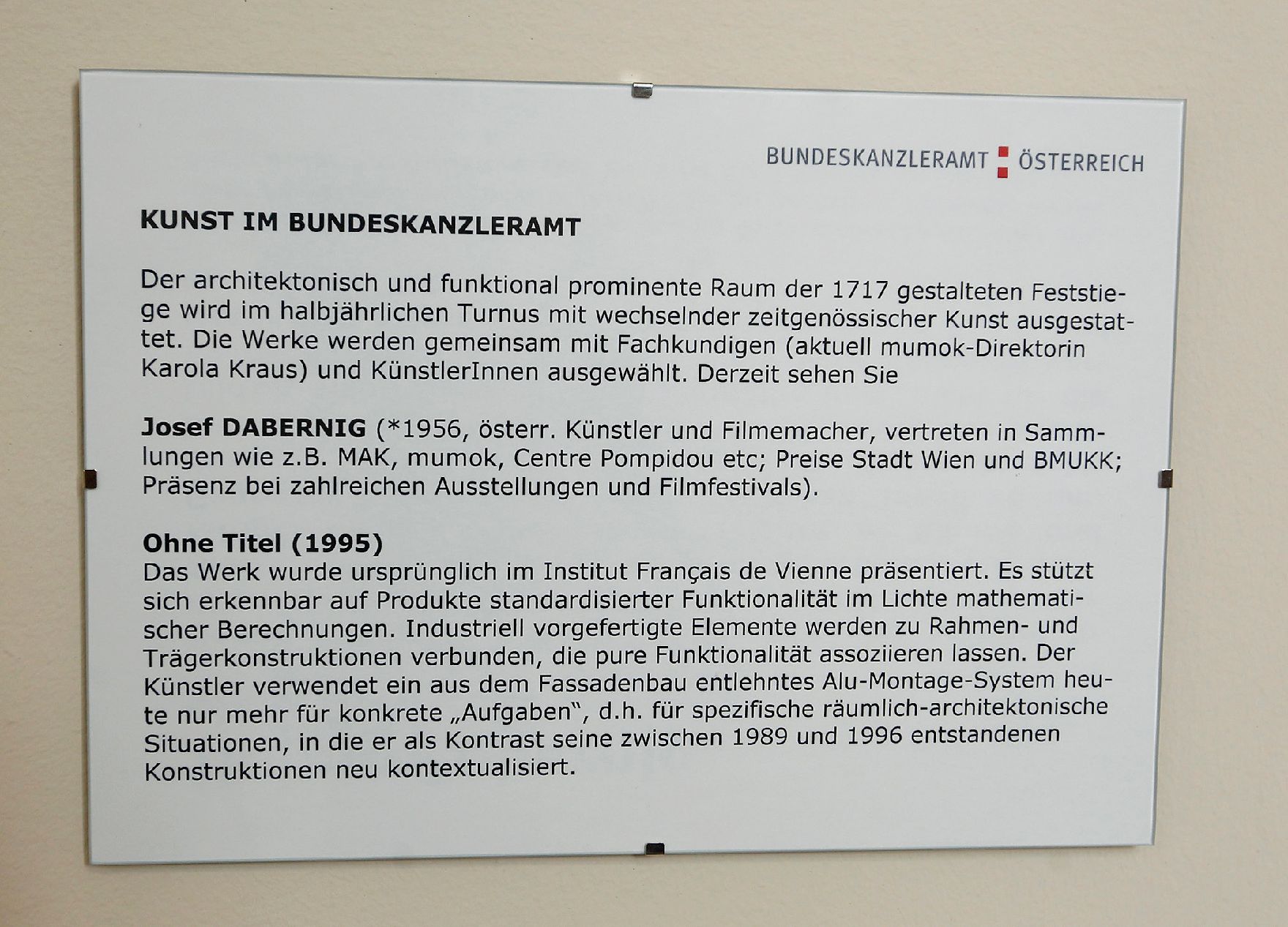 Infotafel zu dem Werk "Ohne Titel" von Josef Dabernig ausgestellt auf der Feststiege im Bundeskanzleramt im Jahr 2012.