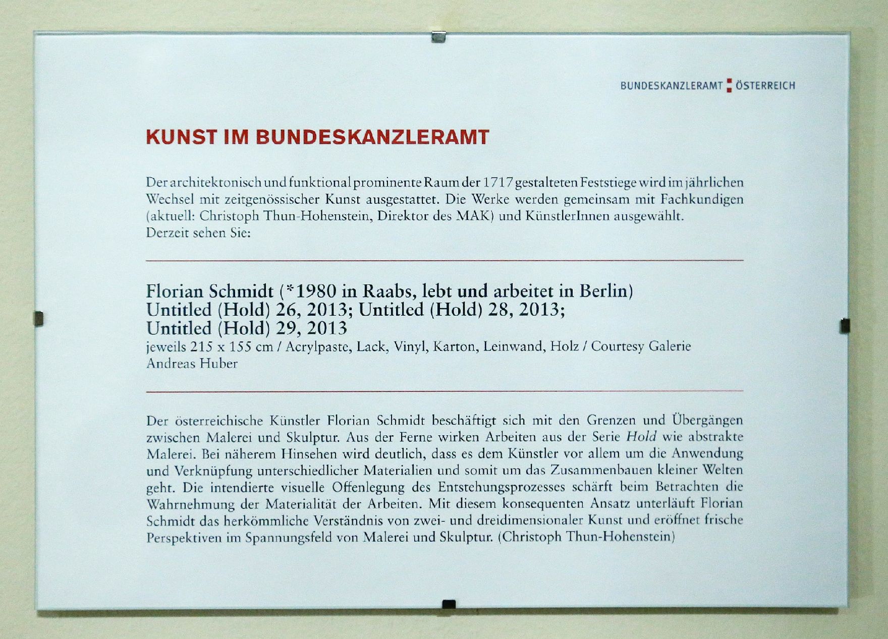 Infotafel zu den Werken "Untitled (Hold) 26, 28 und 29" von Florian Schmidt ausgestellt auf der Feststiege im Bundeskanzleramt im Jahr 2014.