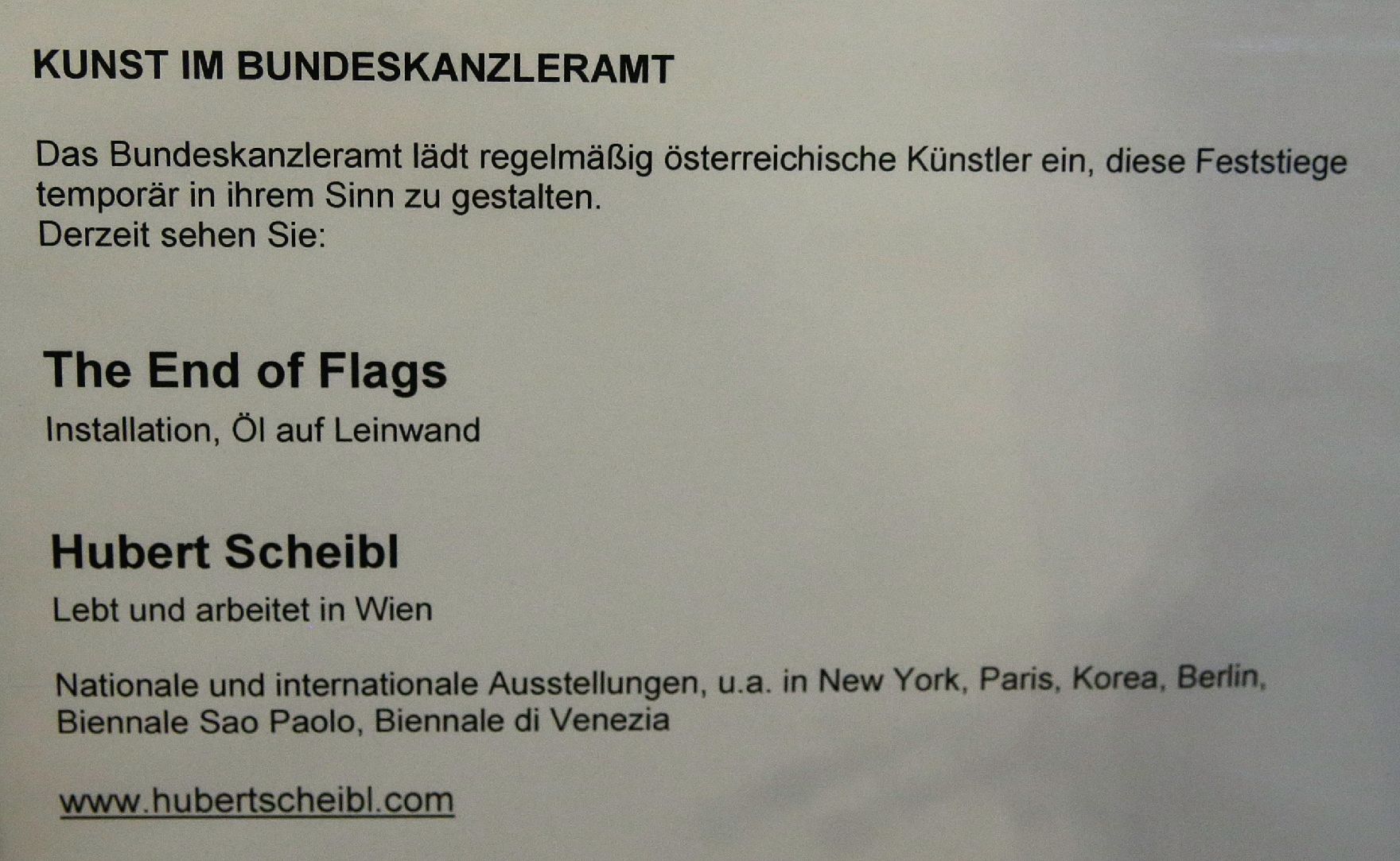 Infotafel zu dem Werk "The End of Flags" von Hubert Scheibl derzeit ausgestellt auf der Feststiege im Bundeskanzleramt.