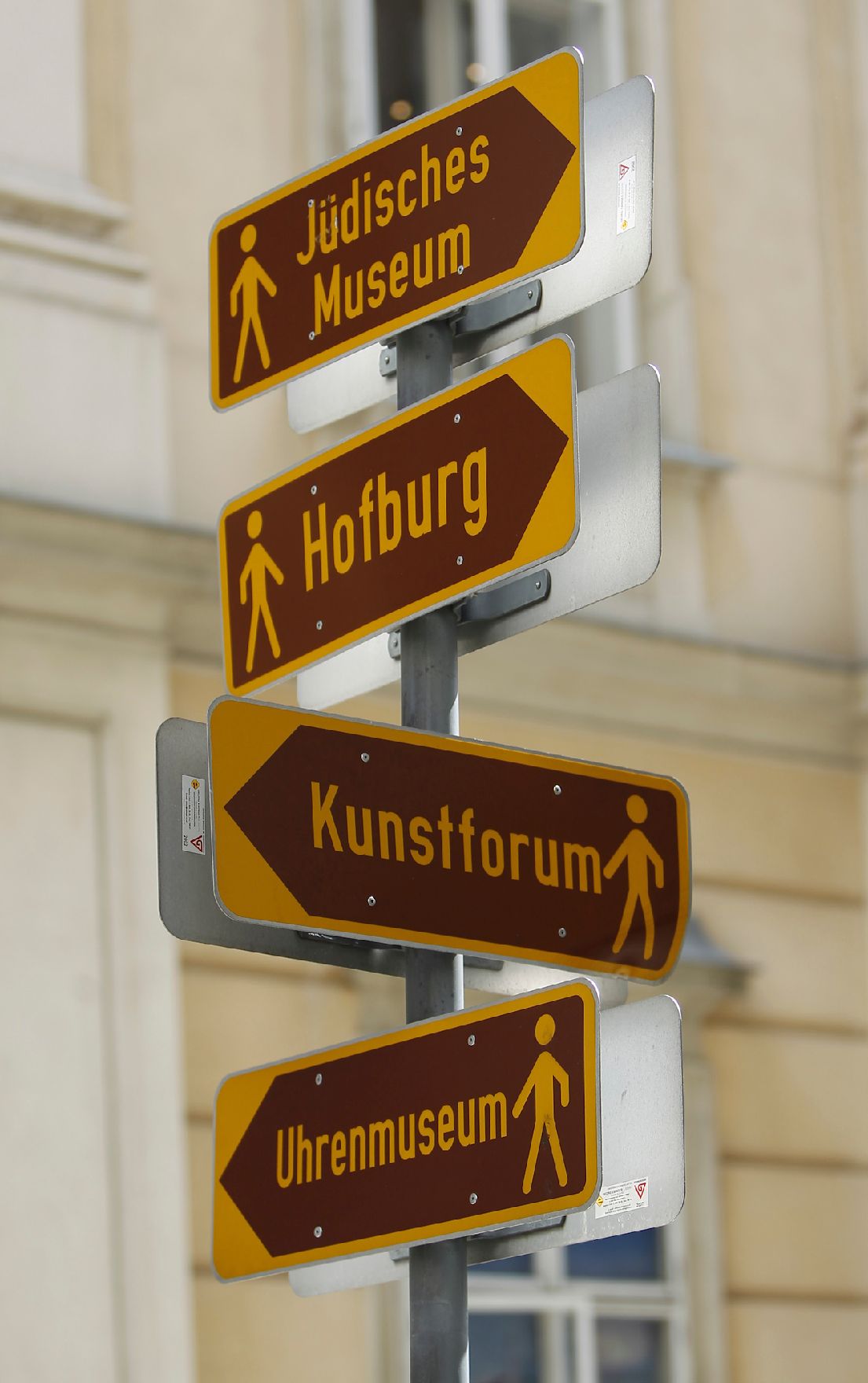 Hinweisschilder in der Wiener Innnenstadt: Jüdisches Museum, Hofburg, Kunstforum, Uhrenmuseum Schlagworte: Beschriftung, Pfeile, Schild, Wegweiser
