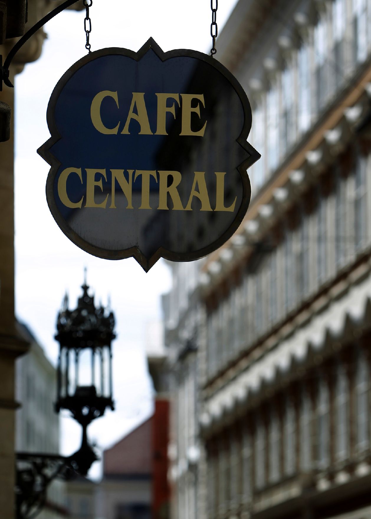 Schild des Wiener Kaffeehauses "Cafe Central". Schlagworte: Beschriftung, Schild, Stadtlandschaft, Wirtschaft