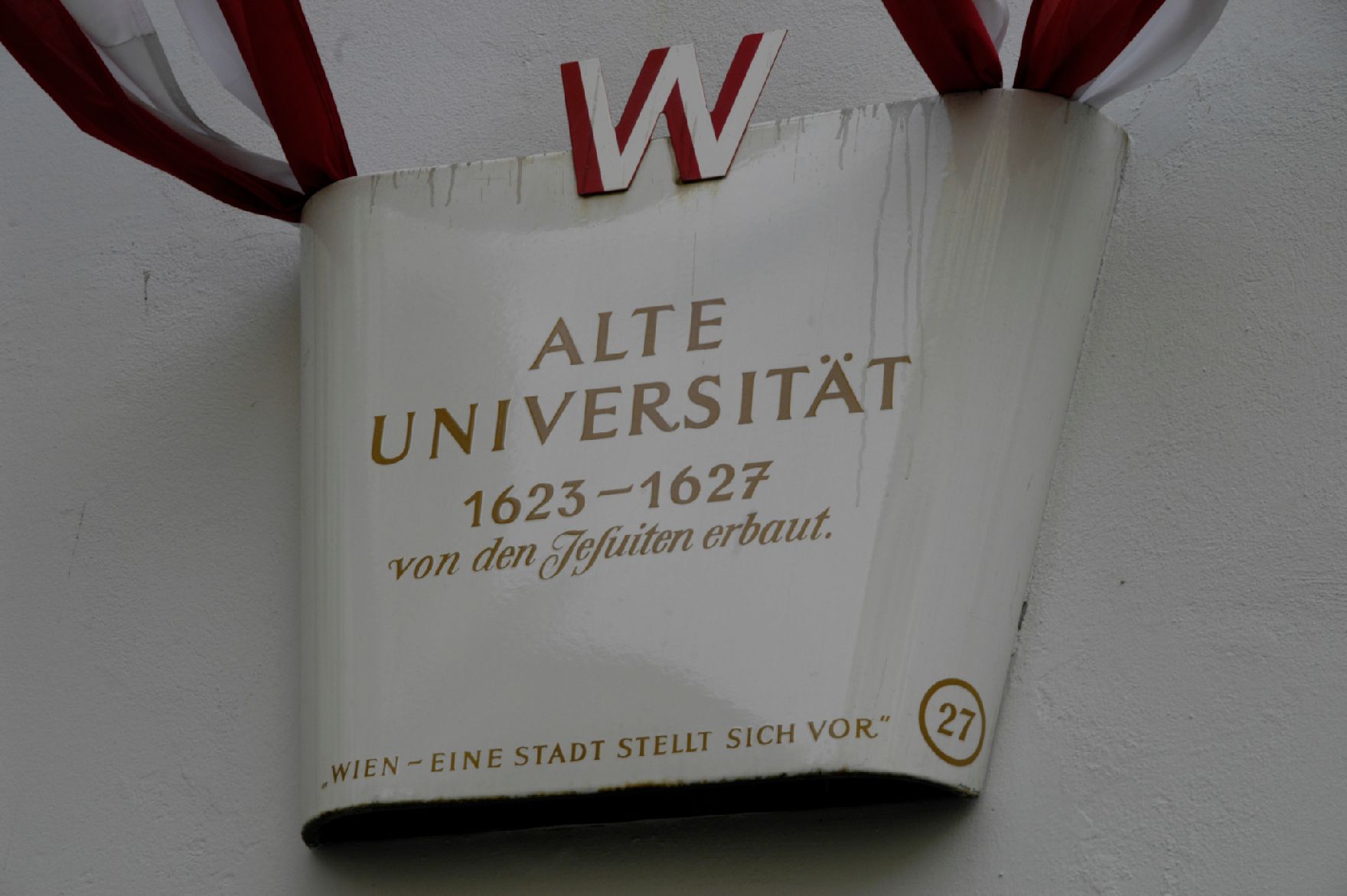 Häusertafel an der Alten Universität in Wien. Schlagworte: Beschriftung, Metalltafel, Schild