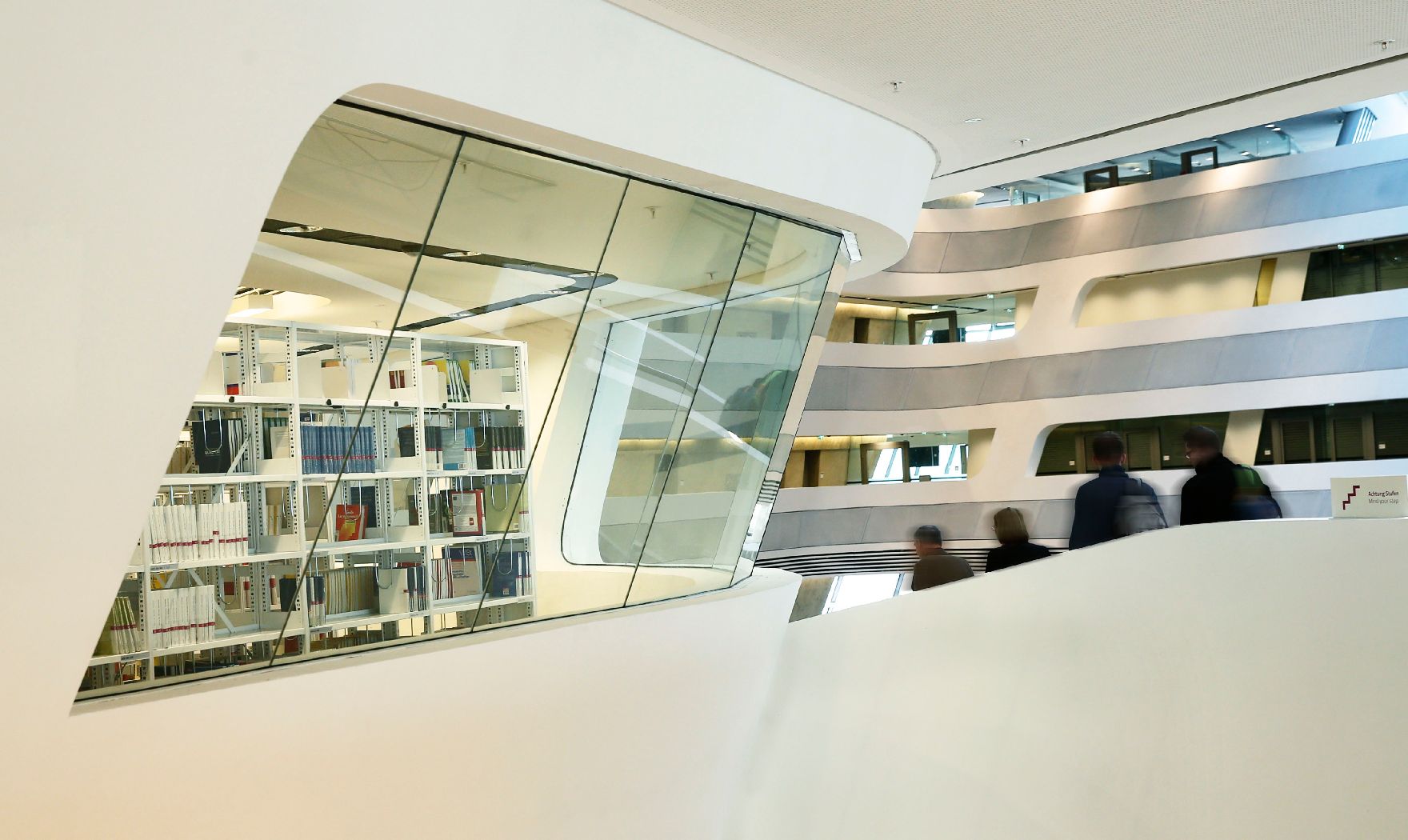 Wirtschaftsuniversität Wien Schlagworte: Architektur, Bibliothek, Fenster, Menschen, Universität