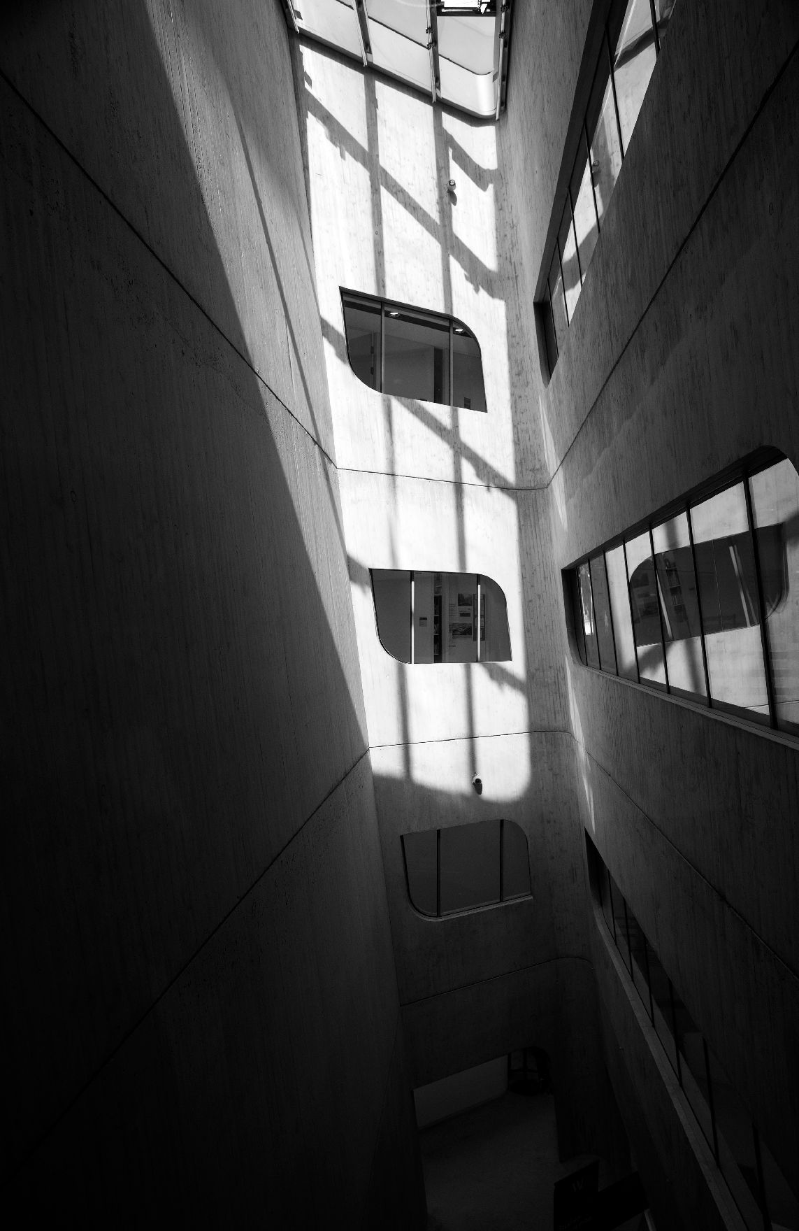 Wirtschaftsuniversität Wien Schlagworte: Architektur, Fenster, schwarz-weiß, Universität