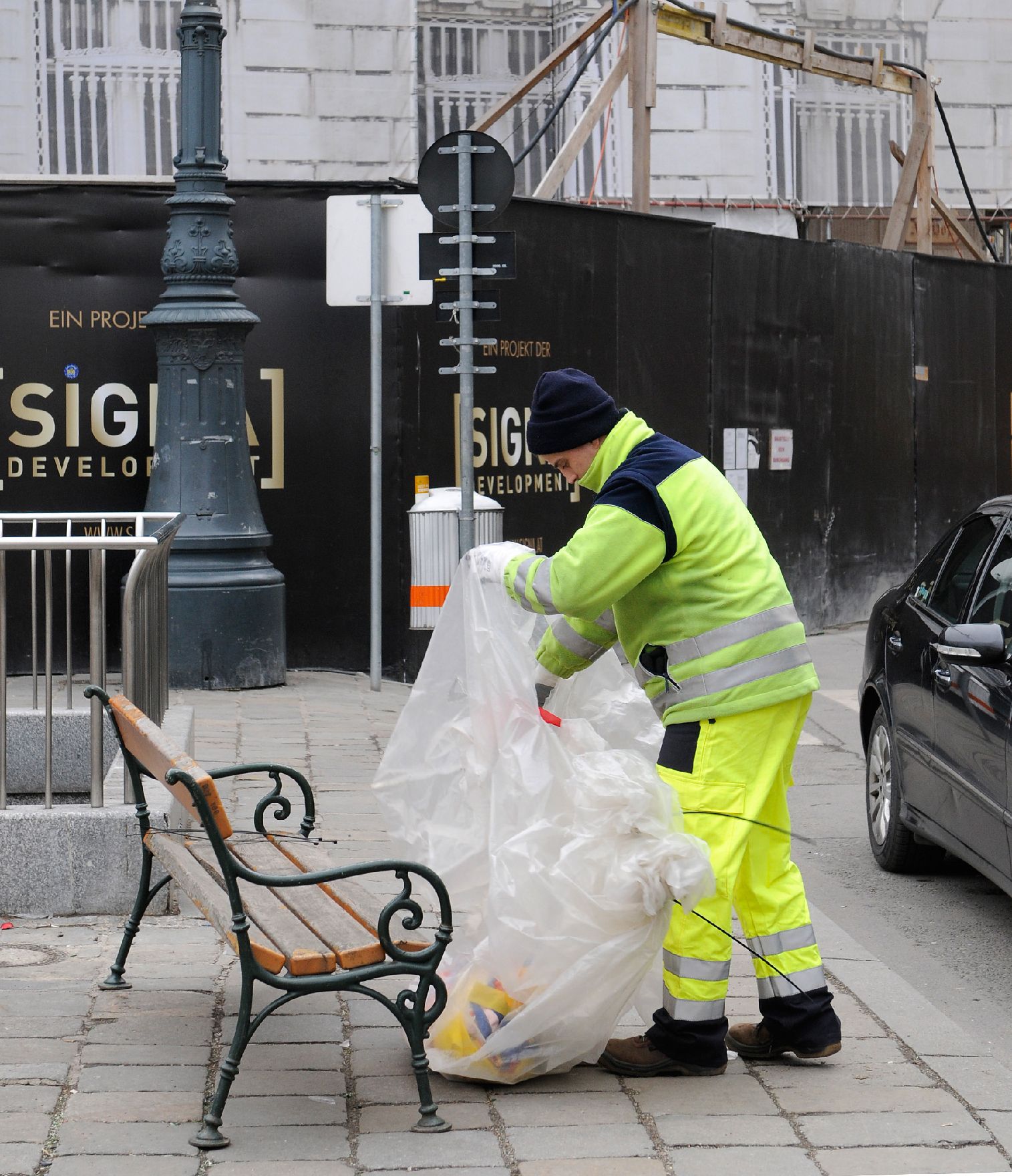Ein Strassenreiniger bei der Arbeit. Schlagworte: Menschen, Müll, Müllmann, Strassenreinigung