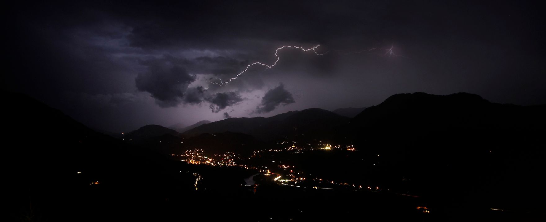 Ein Gewitter über Sankt Johann im Pongau. Schlagworte: Berge, Blitz, Himmel, Landschaft, Nacht, Natur, Schlechtwetter, Tal, Unwetter, Wolken