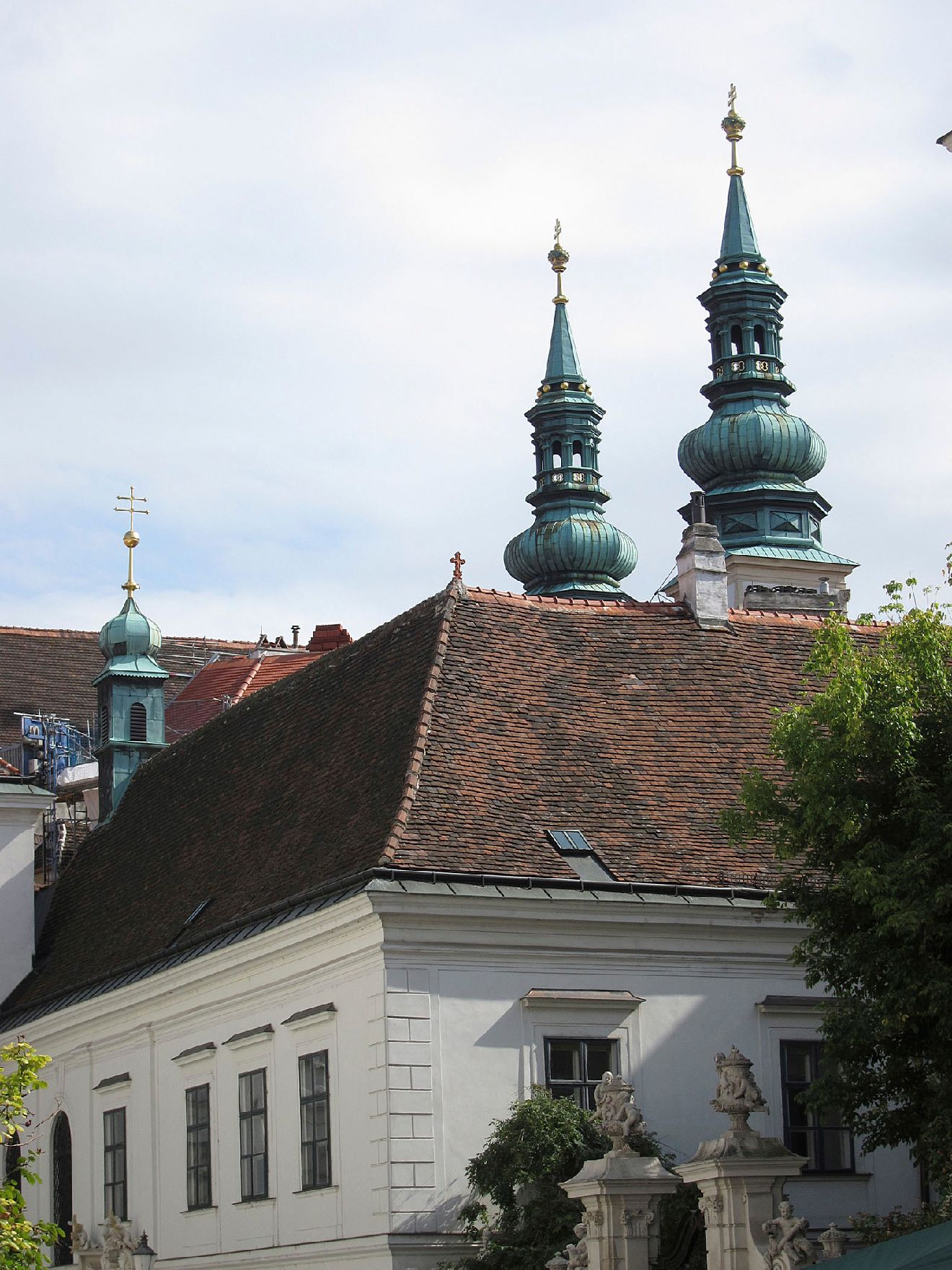 Heiligenkreuzer-Hofkapelle im Heiligenkreuzerhof. Schlagworte: Architektur, Gebäude, Kirche, Sehenswürdigkeit, Stadtlandschaft, Turm