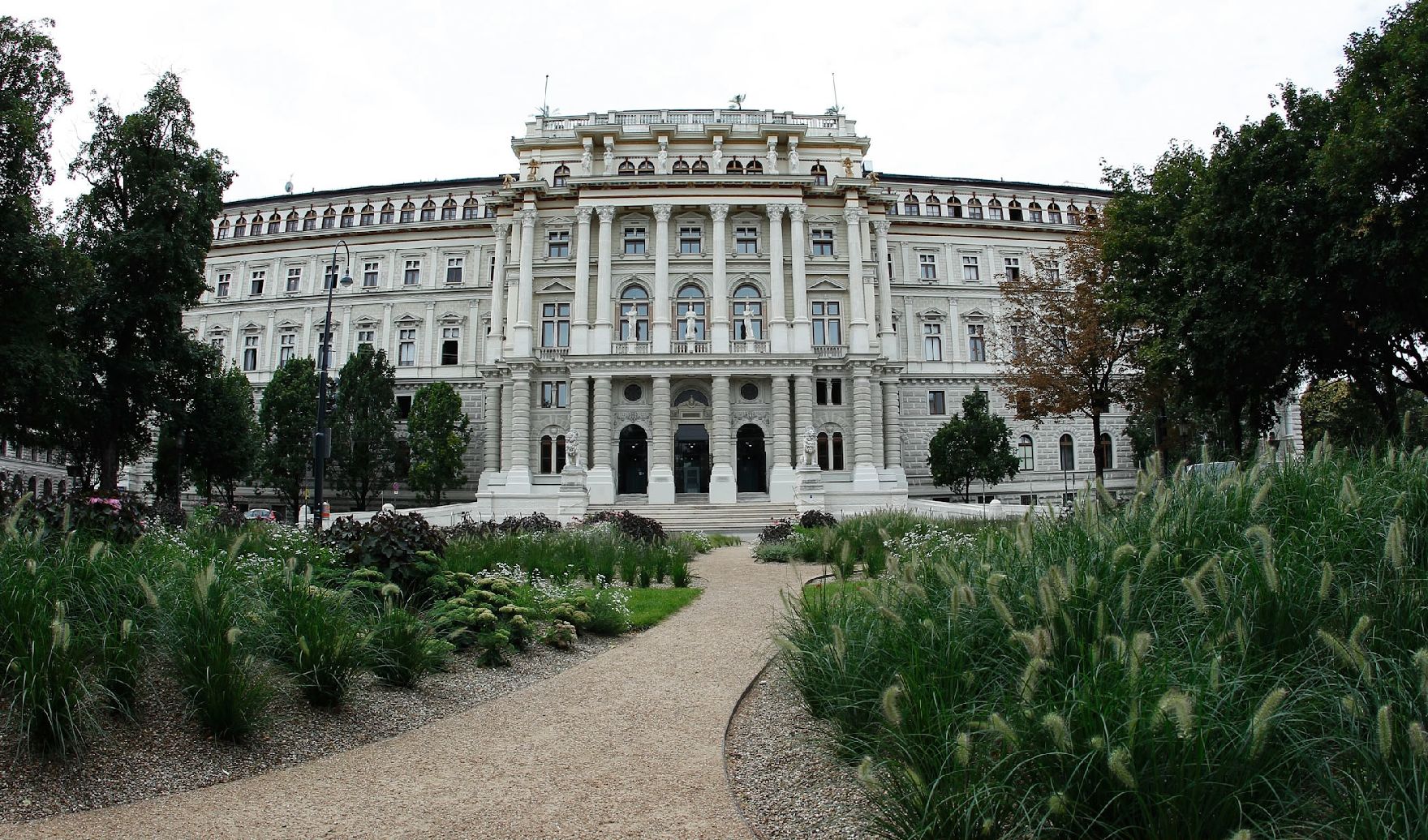 Der Justizpalast am Schmerlingplatz (Rückseite). Schlagworte: Bäume, Gebäude, Natur, Park, Sehenswürdigkeiten