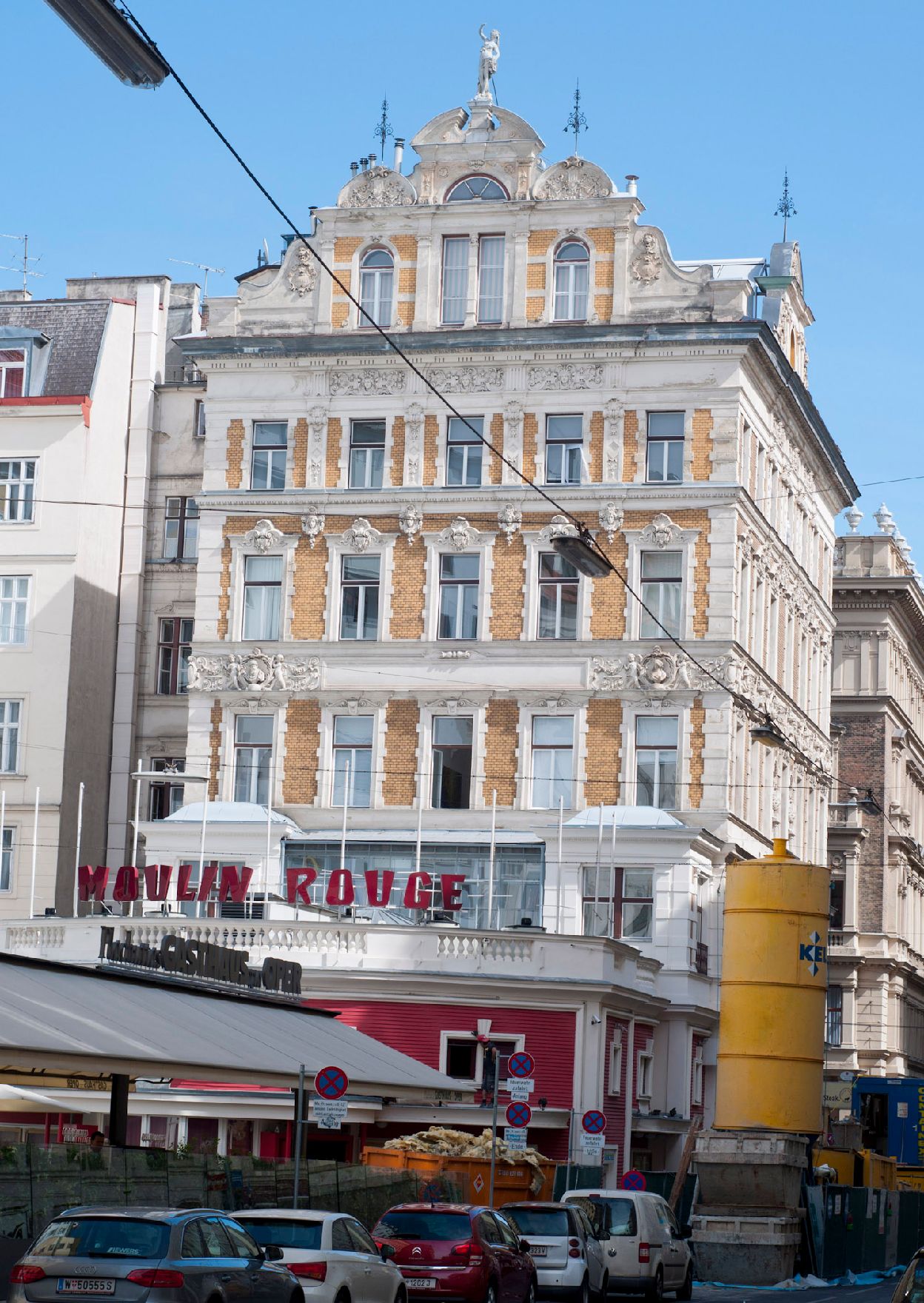 Das Veranstaltungslokal Moulin Rouge in der Walfischgasse. Schlagworte: Architektur, Gebäude, Lokal, Sehenswürdigkeit, Stadtlandschaft