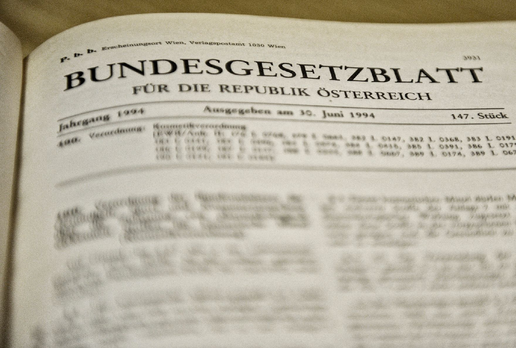 Auszug aus einem Bundesgesetzblatt für die Republik Österreich Schlagworte: Buch, Buchstaben, Bundesgesetzblatt, Gesetz, Papier