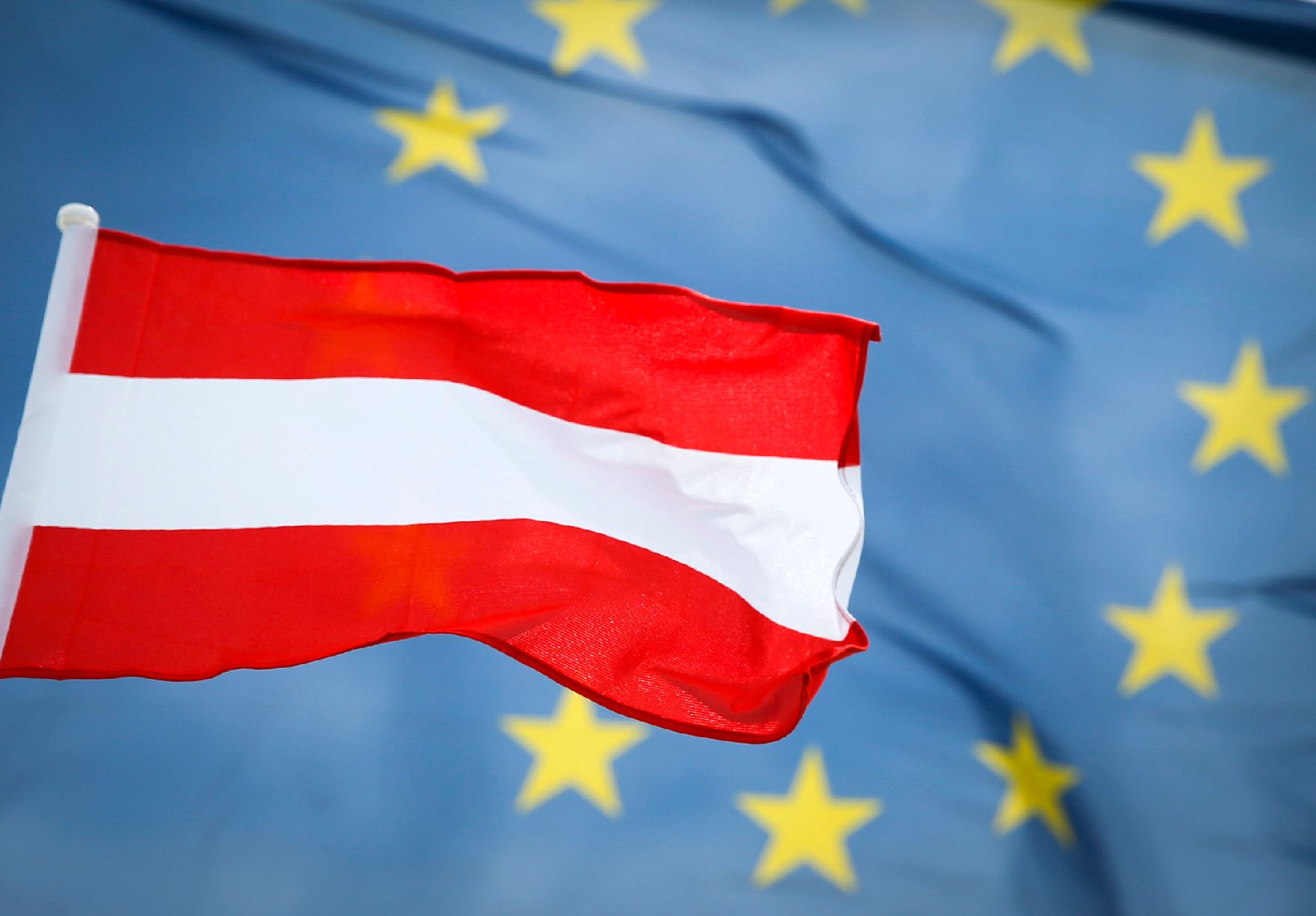 Die österreichische und europäische Fahne wehen im Wind. Schlagworte: Fahnen, Flaggen