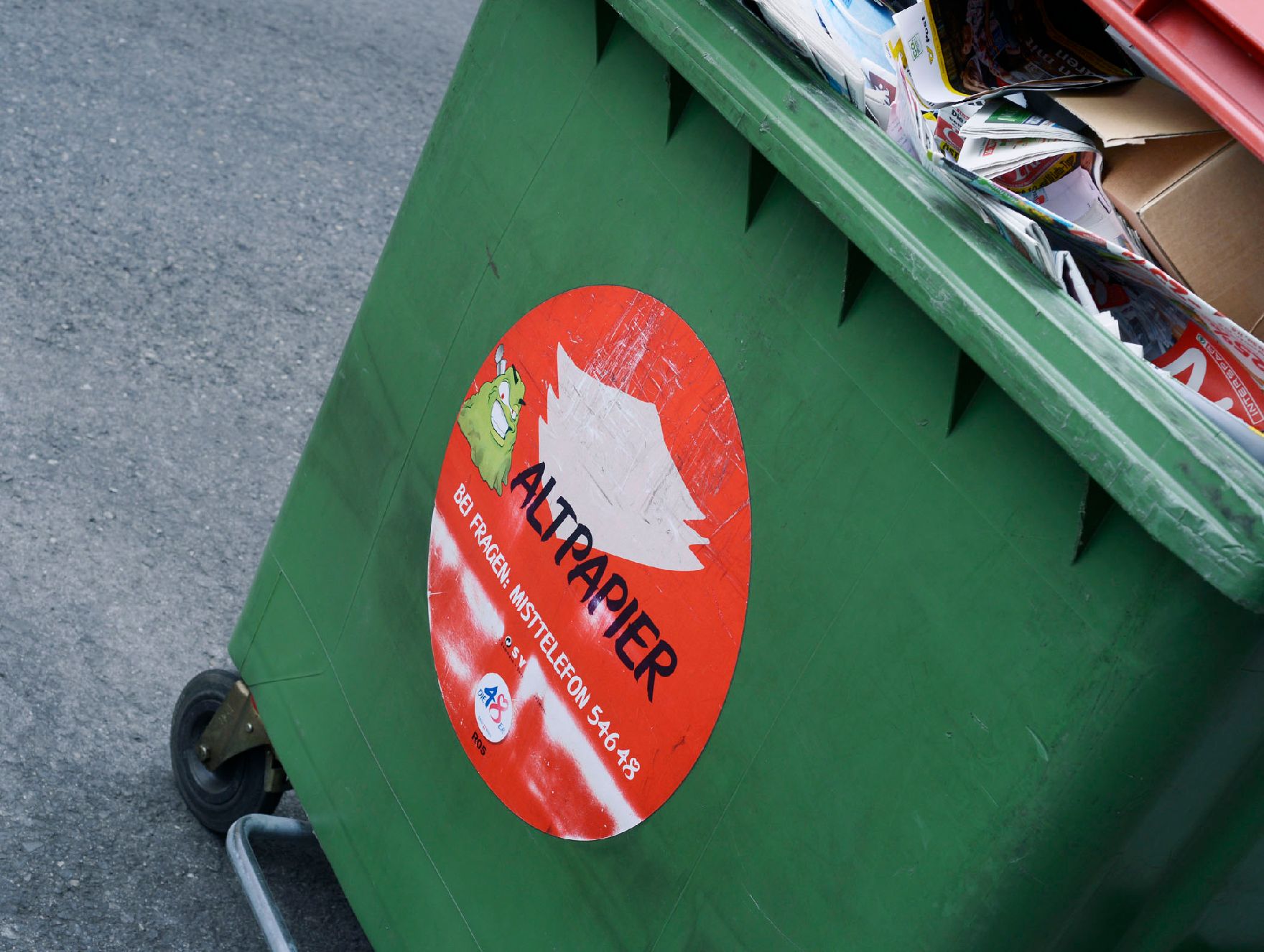 Abfallcontainer für Altpapier mit dem Hinweis auf das Misttelefon der MA 48. Schlagworte: Mist, Mistkübel, Müll, Papier, Stadtlandschaft