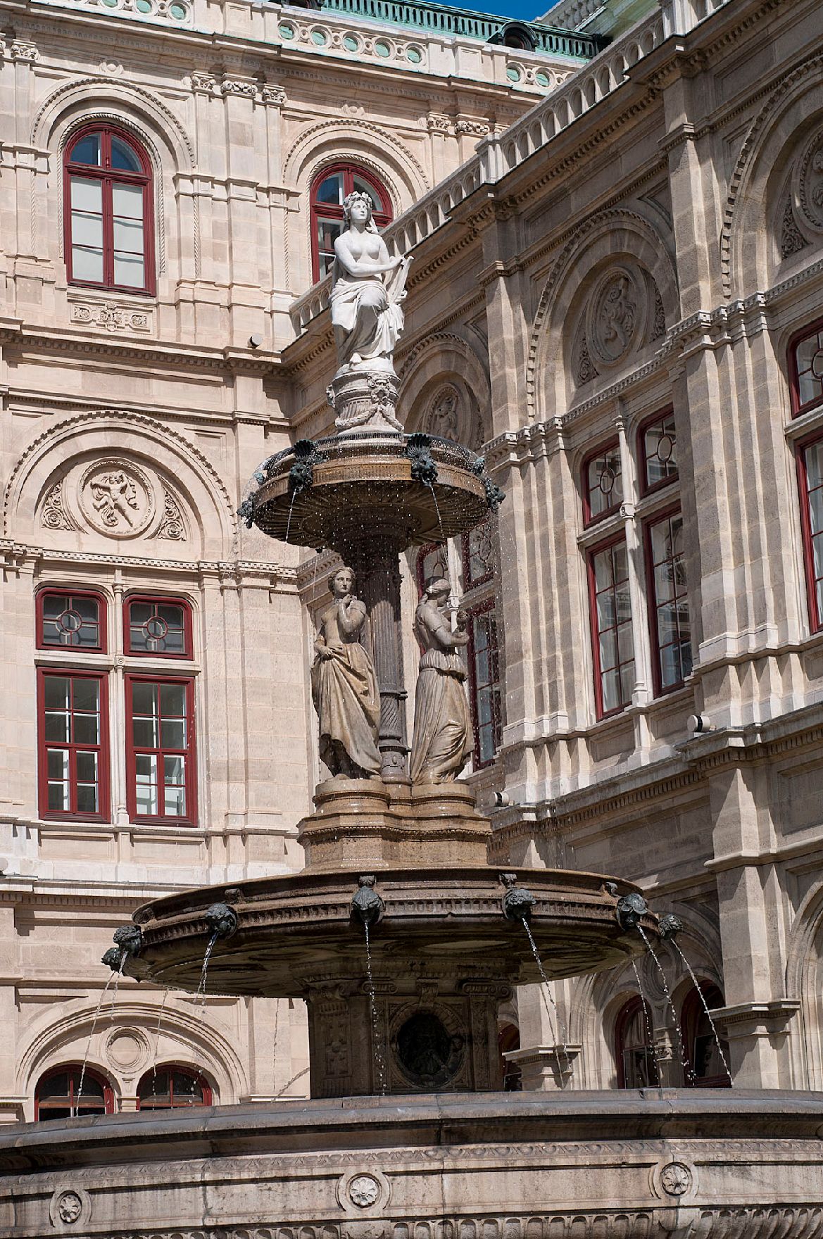 Ein Brunnen vor der Wiener Staatsoper. Schlagworte: Brunnen, Stadtlandschaft, Statue, Wasser