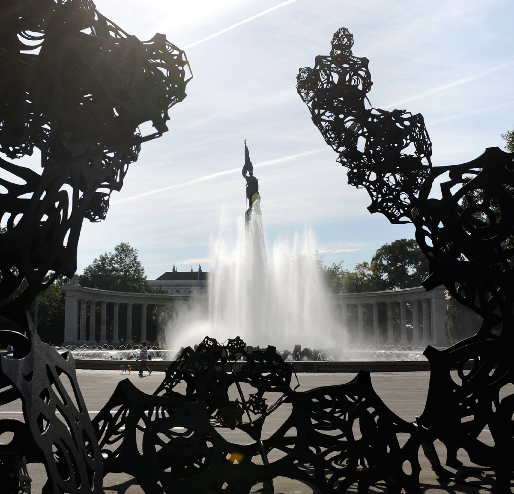 Der Hochstrahlbrunnen am Schwarzenbergplatz. Schlagworte: Brunnen, Stadtlandschaft, Statue, Wasser