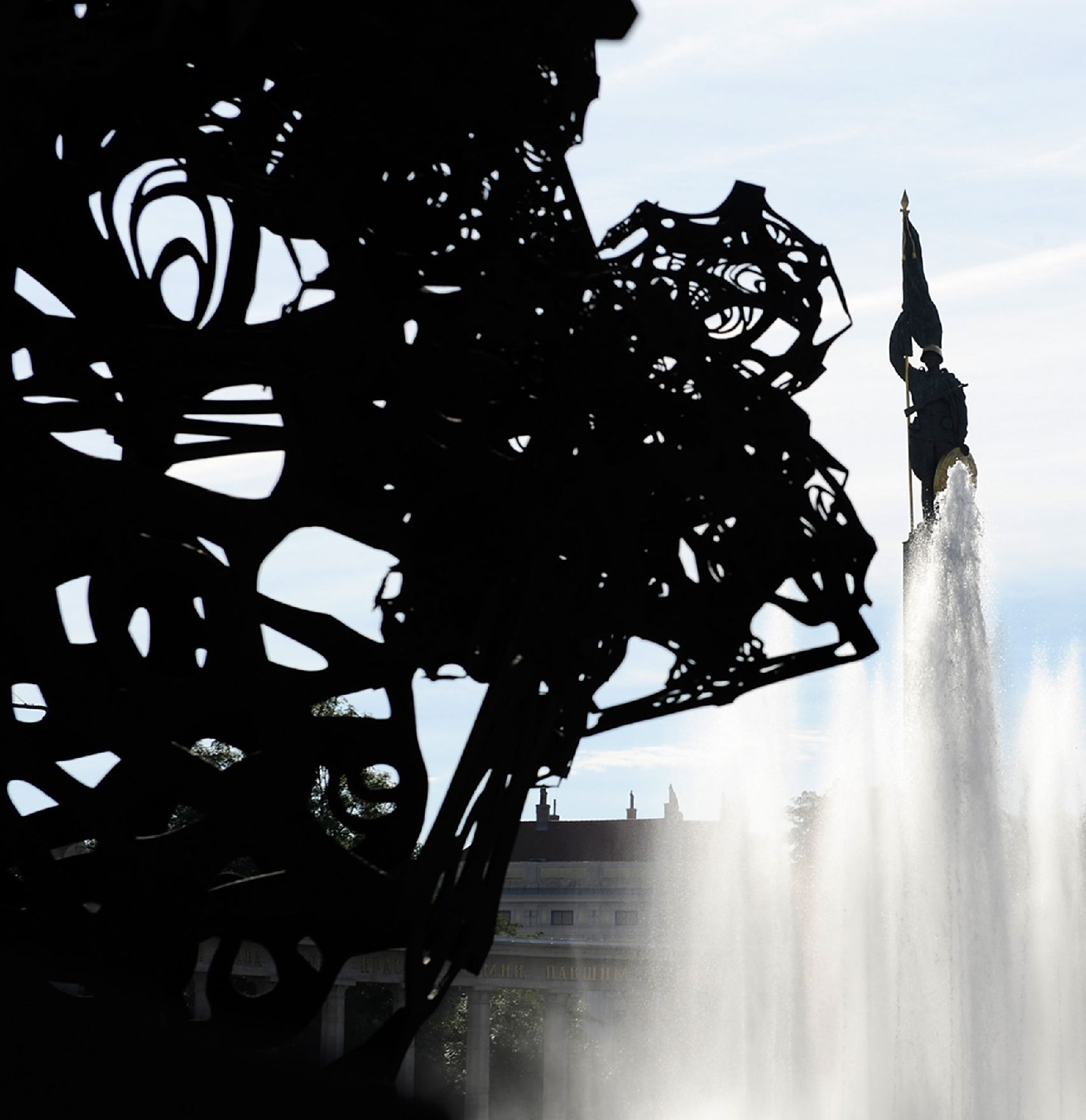Der Hochstrahlbrunnen am Schwarzenbergplatz. Schlagworte: Brunnen, Stadtlandschaft, Statue, Wasser
