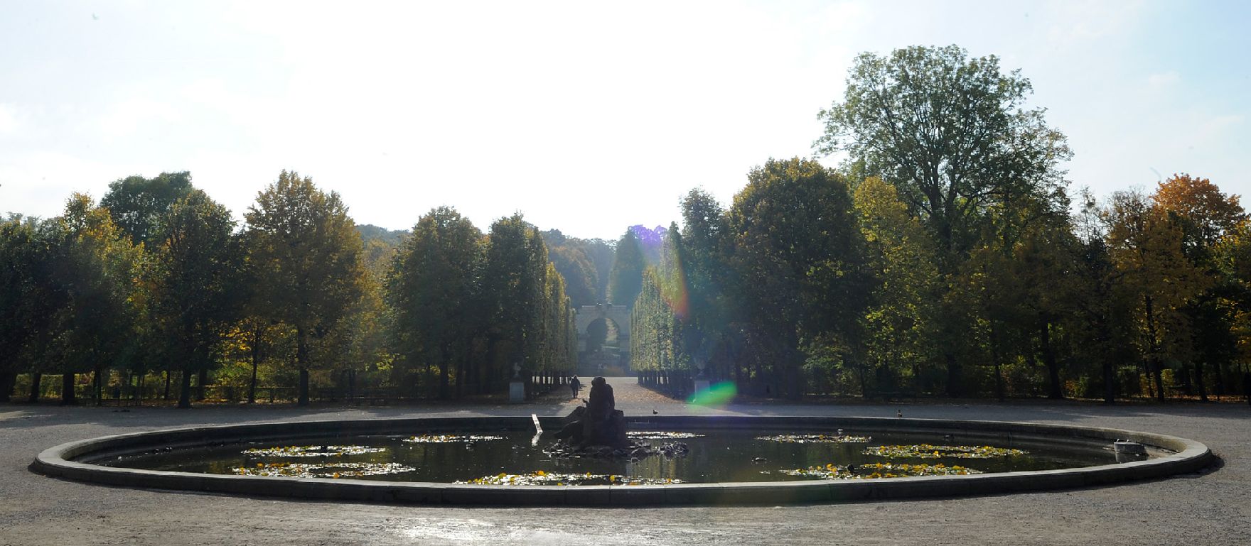 Einer der Brunnen im Park des Schloss Schönbrunn. Schlagworte: Brunnen, Park, Schönbrunn, Stadtlandschaft