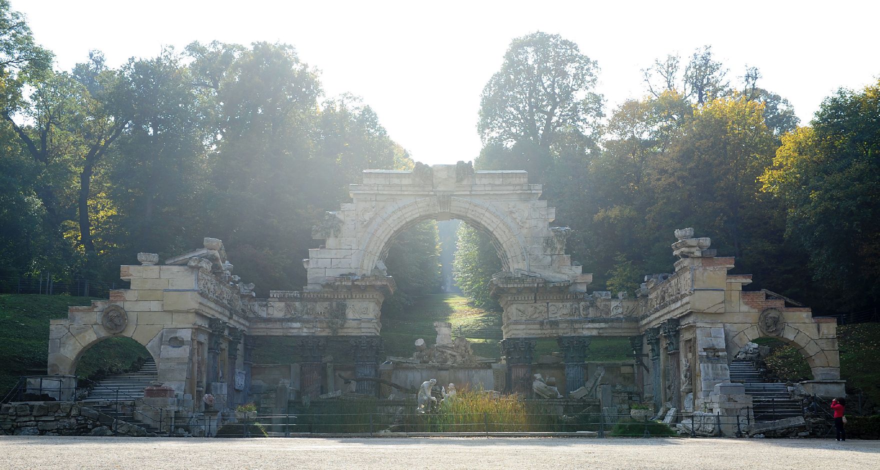 Die Römischen Ruinen im Park des Schloss Schönbrunn. Schlagworte: Brunnen, Ruinen, Schönbrunn, Stadtlandschaft