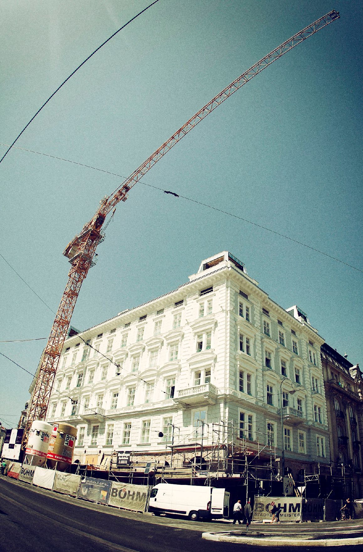 Eine Baustelle in Wien. Schlagworte: Baustelle, Gebäude, Kran, Wirtschaft
