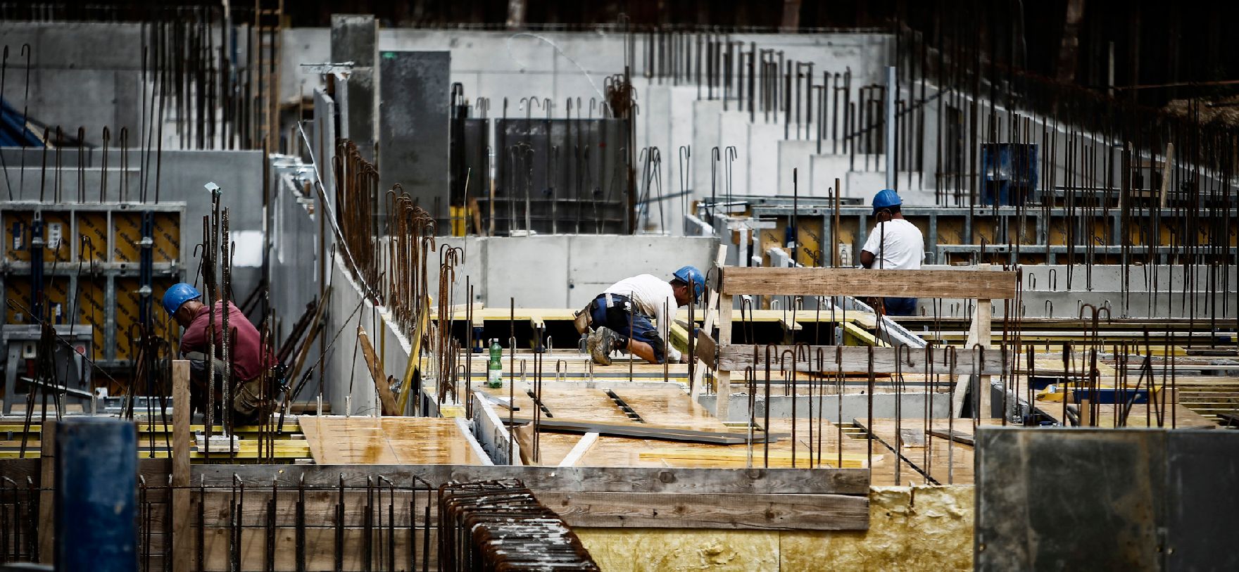 Arbeiter auf der Baustelle des ÖBB Hauptbahnhofes in Wien. Schlagworte: Arbeiter, Baustelle, Helme, Menschen, Wirtschaft