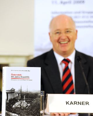 PK zur Buchpräsentation 90 Jahre Republik. Historiker Stefan Karner.