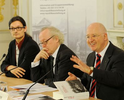 PK zur Buchpräsentation 90 Jahre Republik. (v.r.n.l.) Historiker Stefan Karner und Lorenz Mikoletzky sowie TAP-Leiter Martin Kofler.