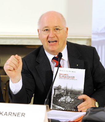 PK zur Buchpräsentation 90 Jahre Republik. Historiker Stefan Karner.