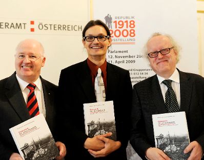 PK zur Buchpräsentation 90 Jahre Republik. (v.r.n.l.) Historiker Lorenz Mikoletzky, TAP-Leiter Martin Kofler und Historiker Stefan Karner.