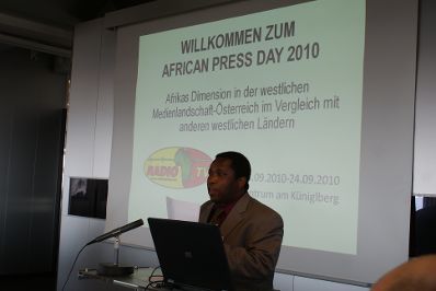 Am 23. und 24. September 2010 lud Radio Afrika TV zum "African Press Day - Internationales Symposium" ins ORF-Zentrum Wien. Im Bild der Leiter von Radio Afrika TV, Alexis Neuberg bei seiner Eröffnungsrede.