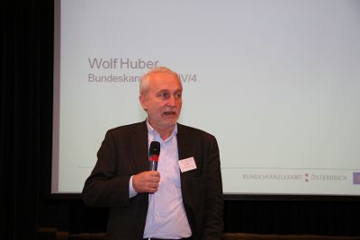 Am 16. und 17. Dezember 2010 lud das Bundeskanzleramt zu einem Dialog zur Raumrelevanz der Integrationspolitik dem "Forum Integration im Raum" ein. Im Bild Wolf Huber, Bundeskanzleramt.